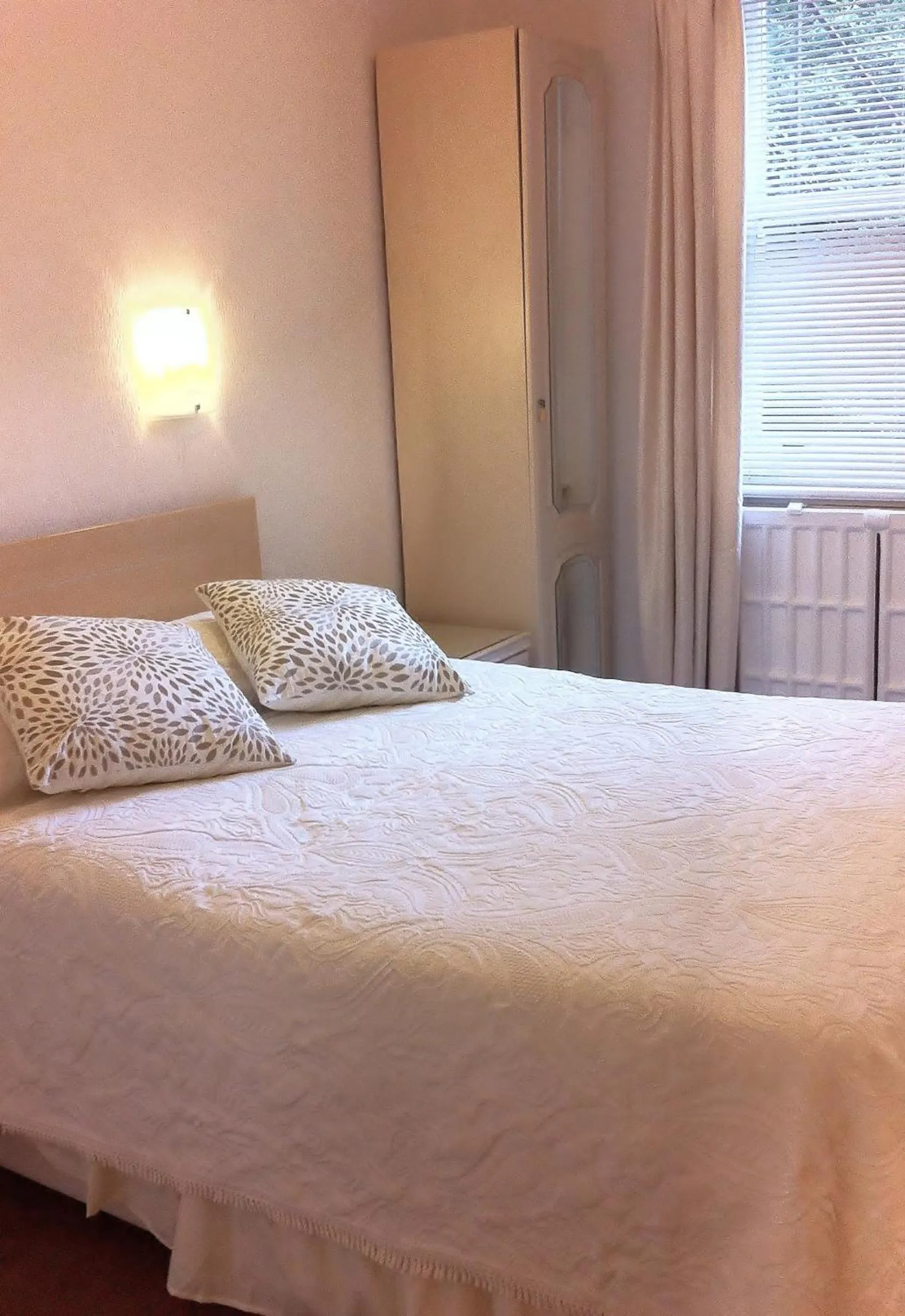 Bed in Burley Court Hotel