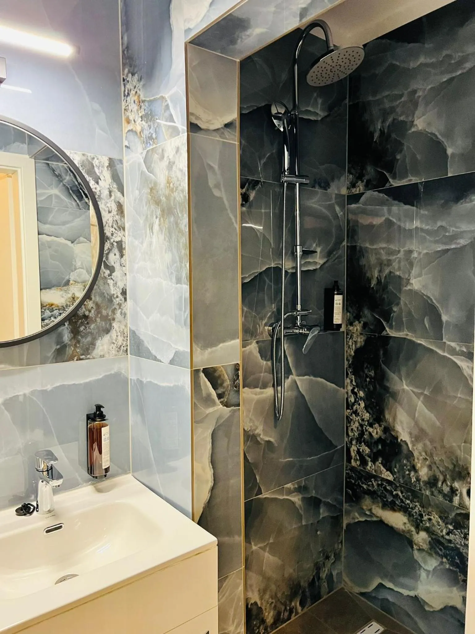 Toilet in Hotel Royal Plaza By TimHotels