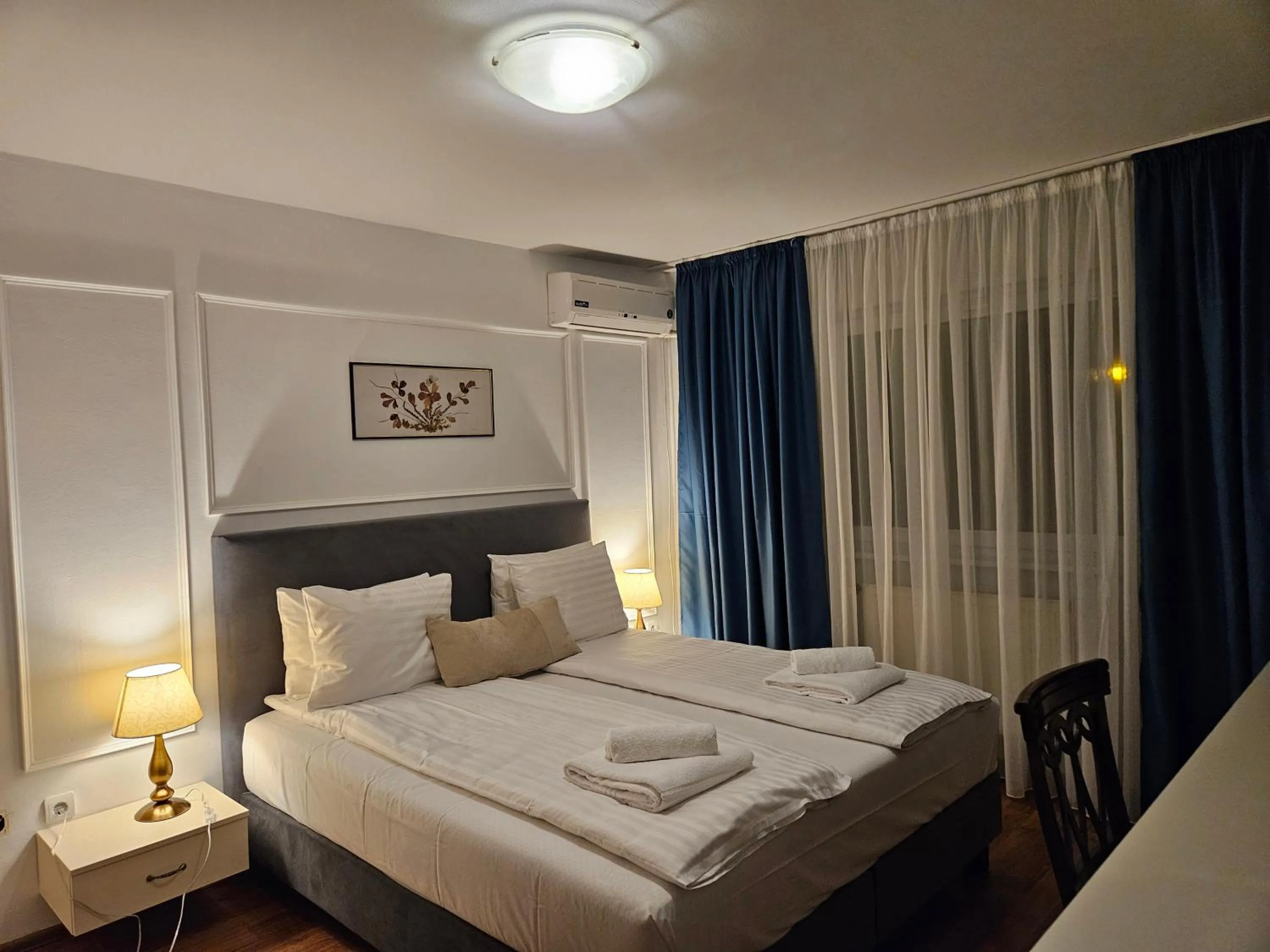 Bed in Hotel Royal Plaza By TimHotels