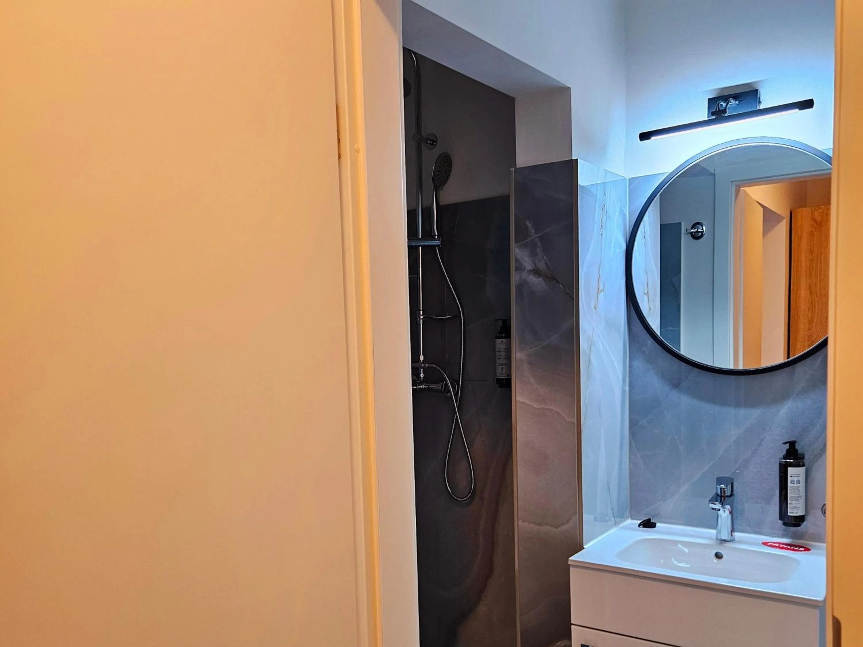 Shower in Hotel Royal Plaza By TimHotels