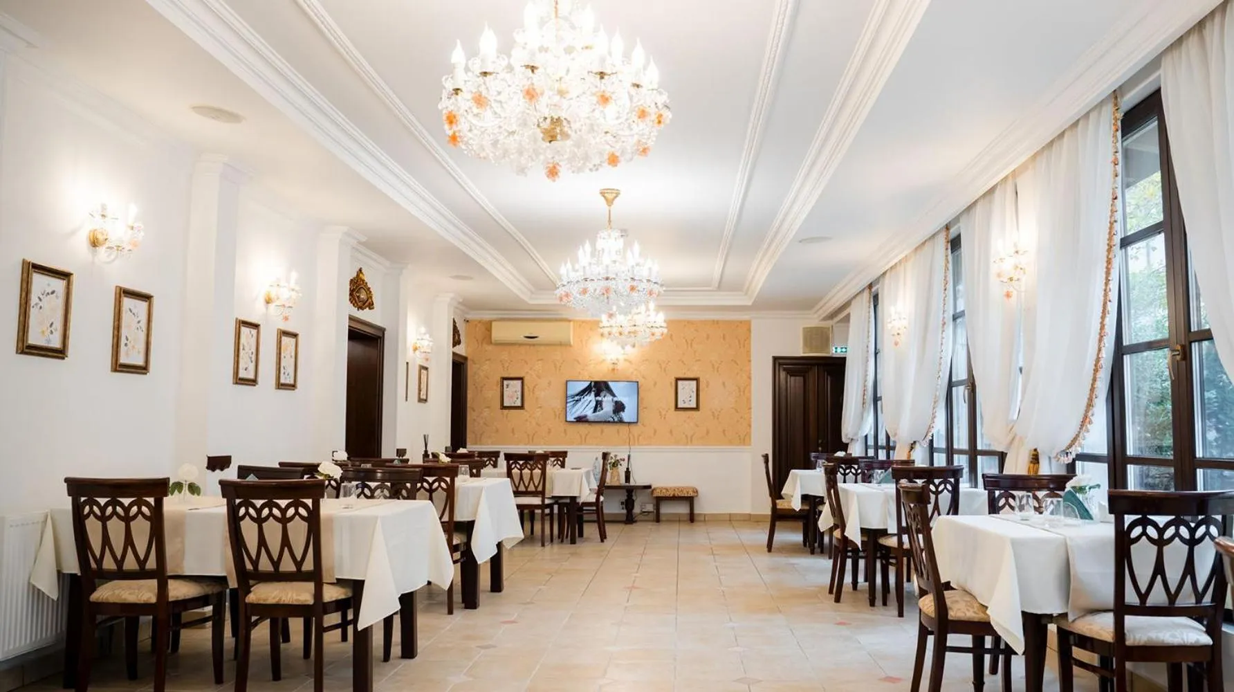 Restaurant/places to eat in Hotel Royal Plaza By TimHotels
