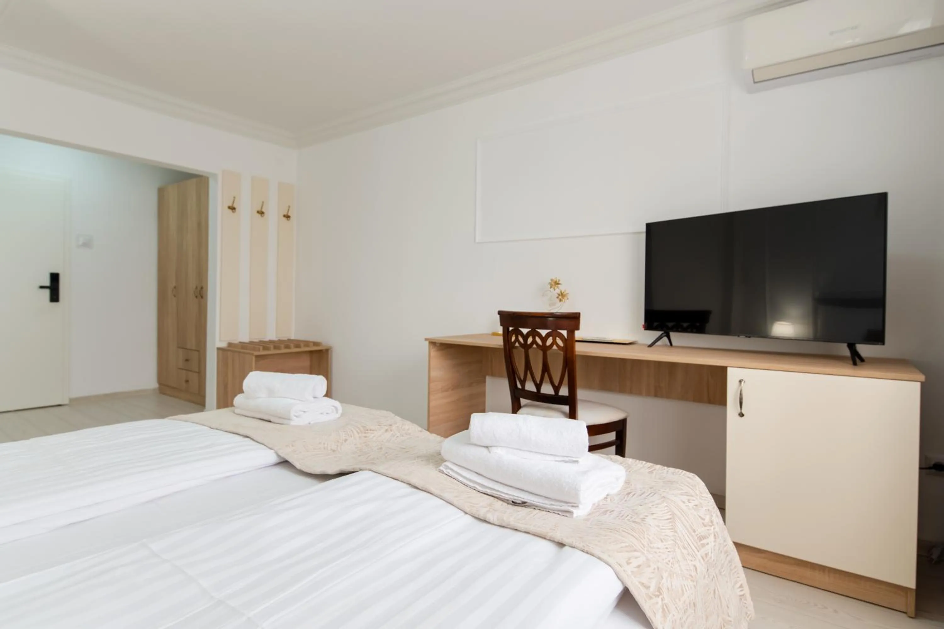 Bed in Hotel Royal Plaza By TimHotels