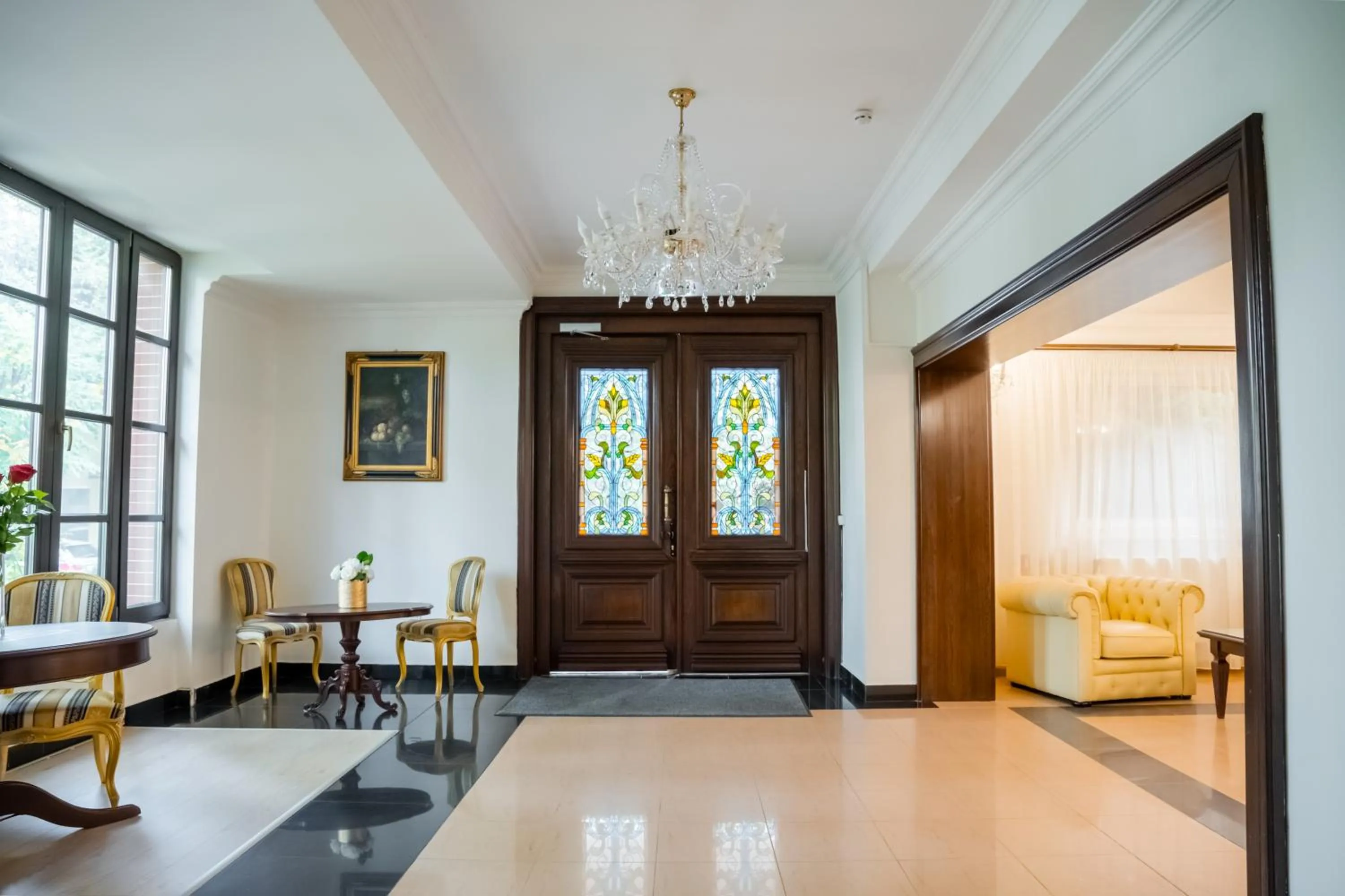 Facade/entrance in Hotel Royal Plaza By TimHotels