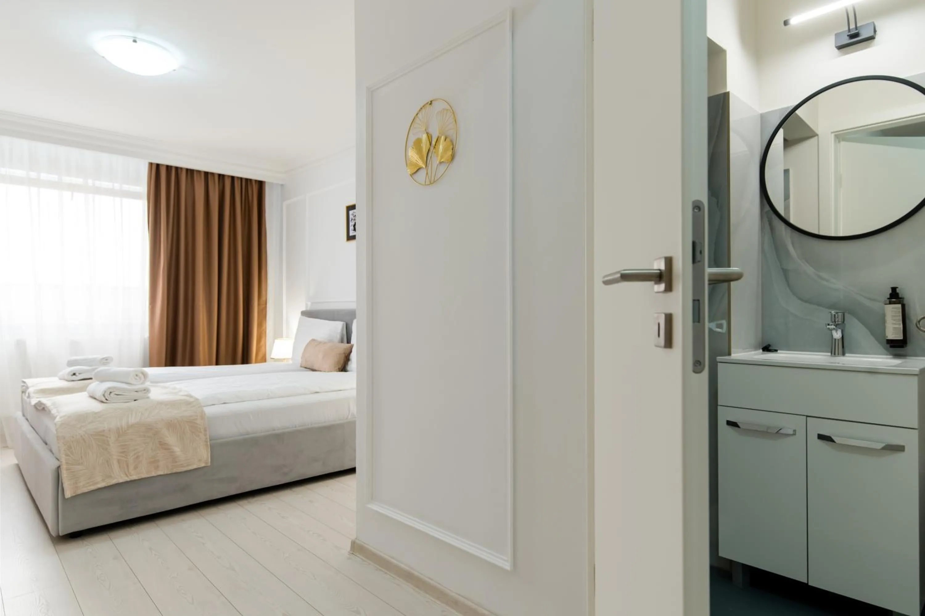 Bathroom, Bed in Hotel Royal Plaza By TimHotels