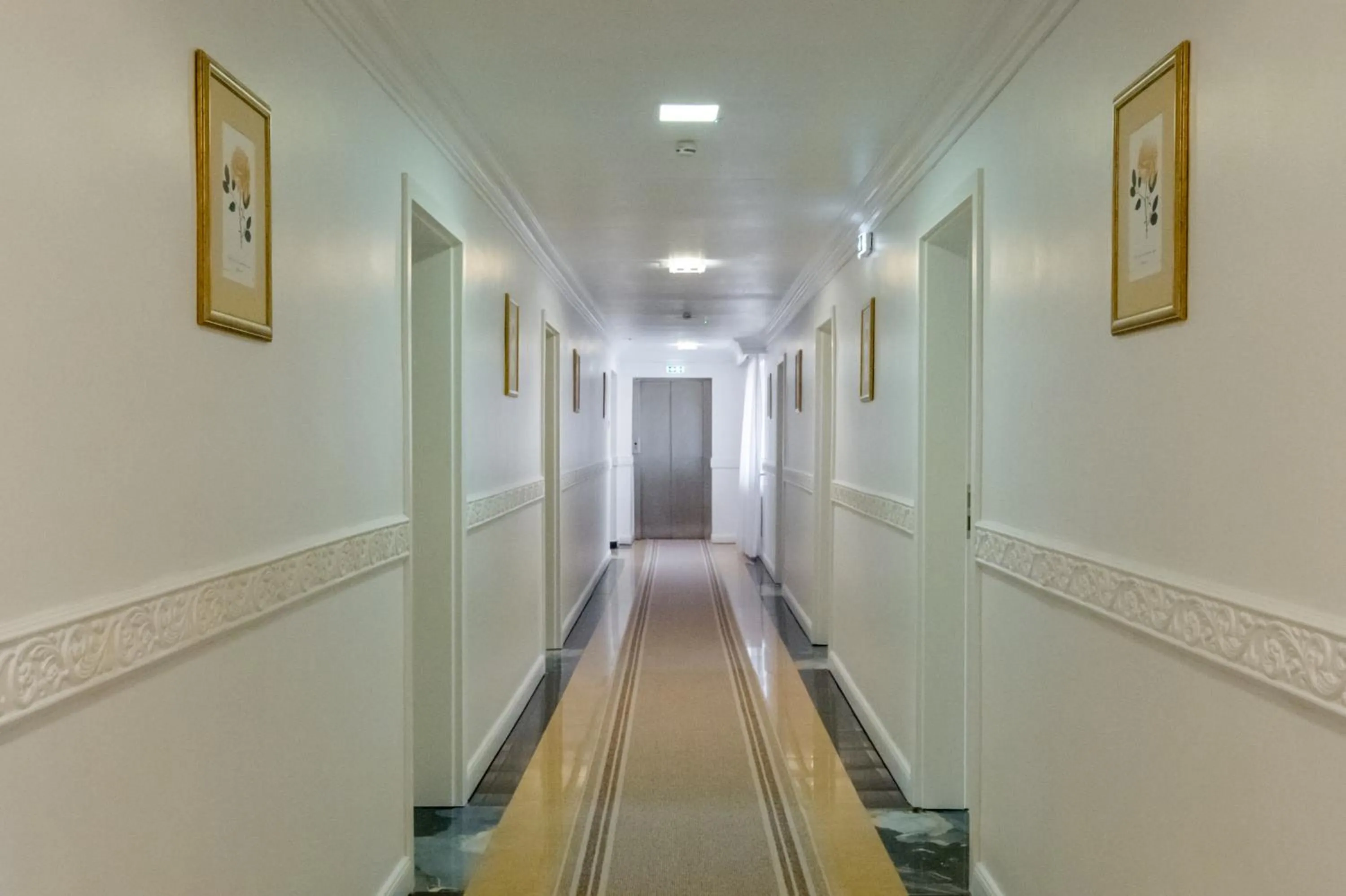 Lobby or reception in Hotel Royal Plaza By TimHotels