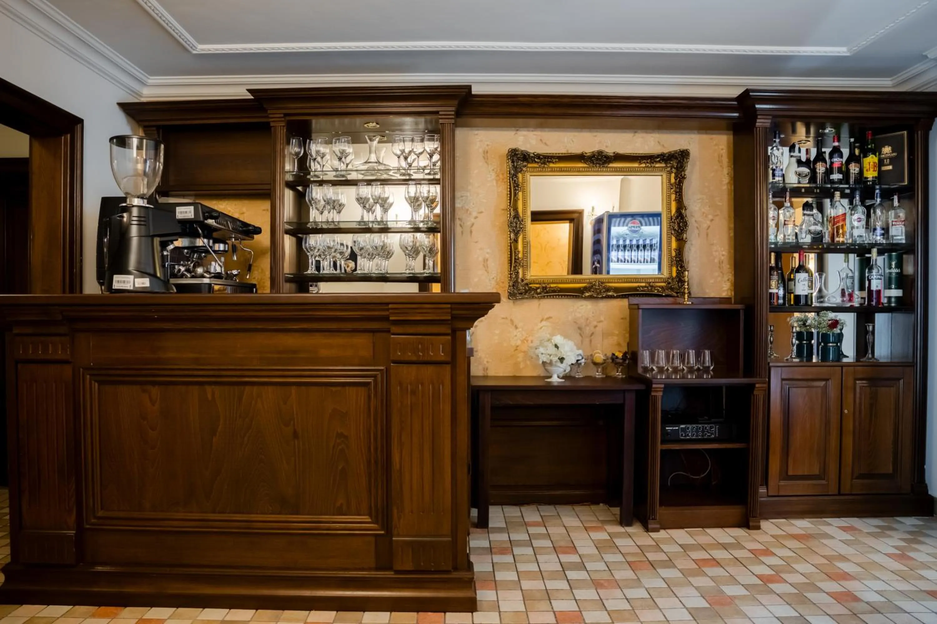 Lounge or bar in Hotel Royal Plaza By TimHotels