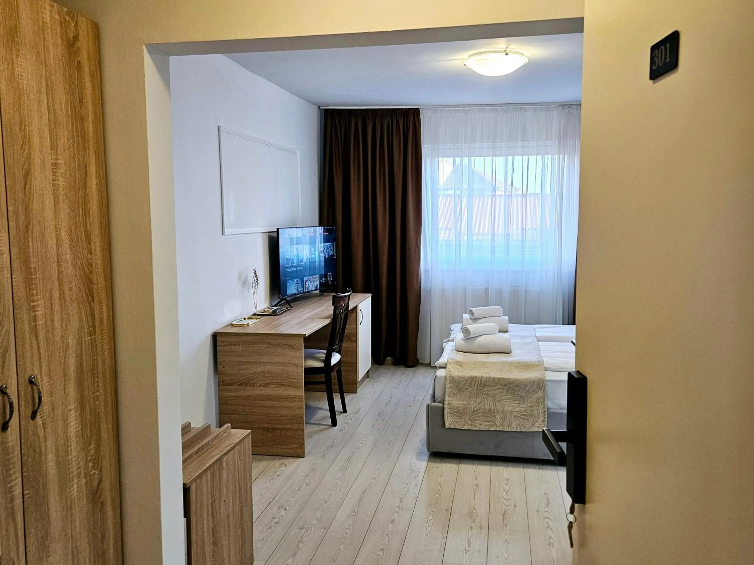 Communal lounge/ TV room, Bed in Hotel Royal Plaza By TimHotels