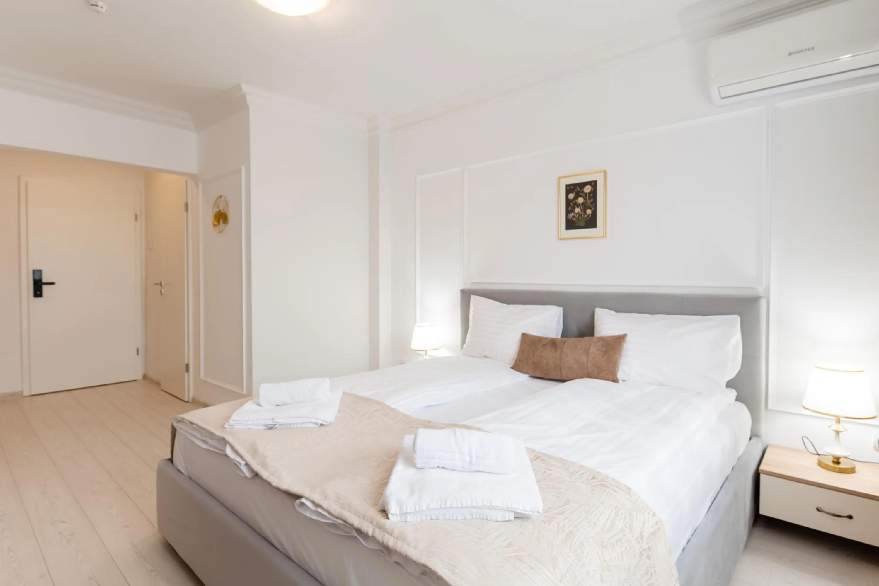 Bed in Hotel Royal Plaza By TimHotels