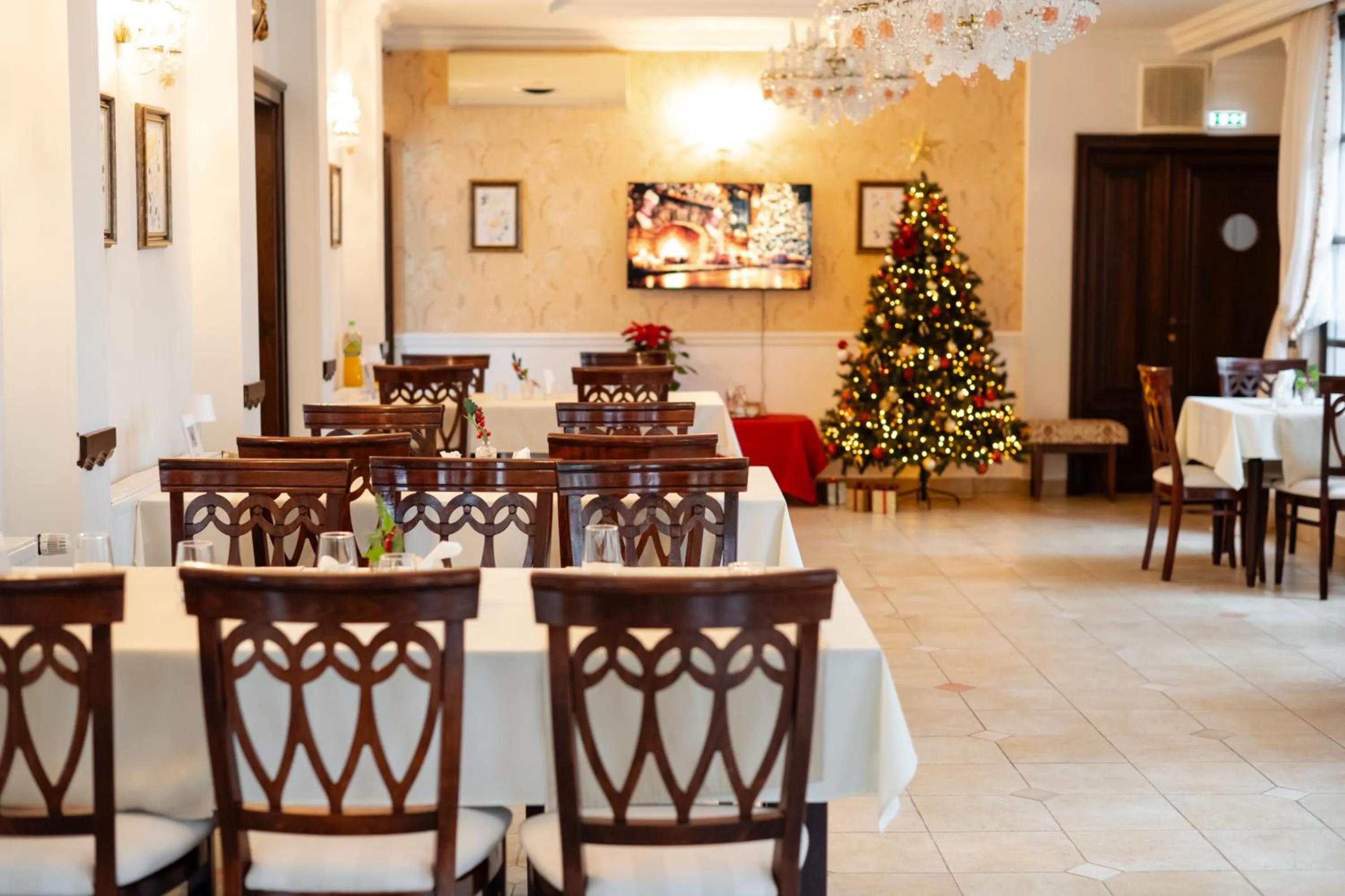 Restaurant/places to eat in Hotel Royal Plaza By TimHotels