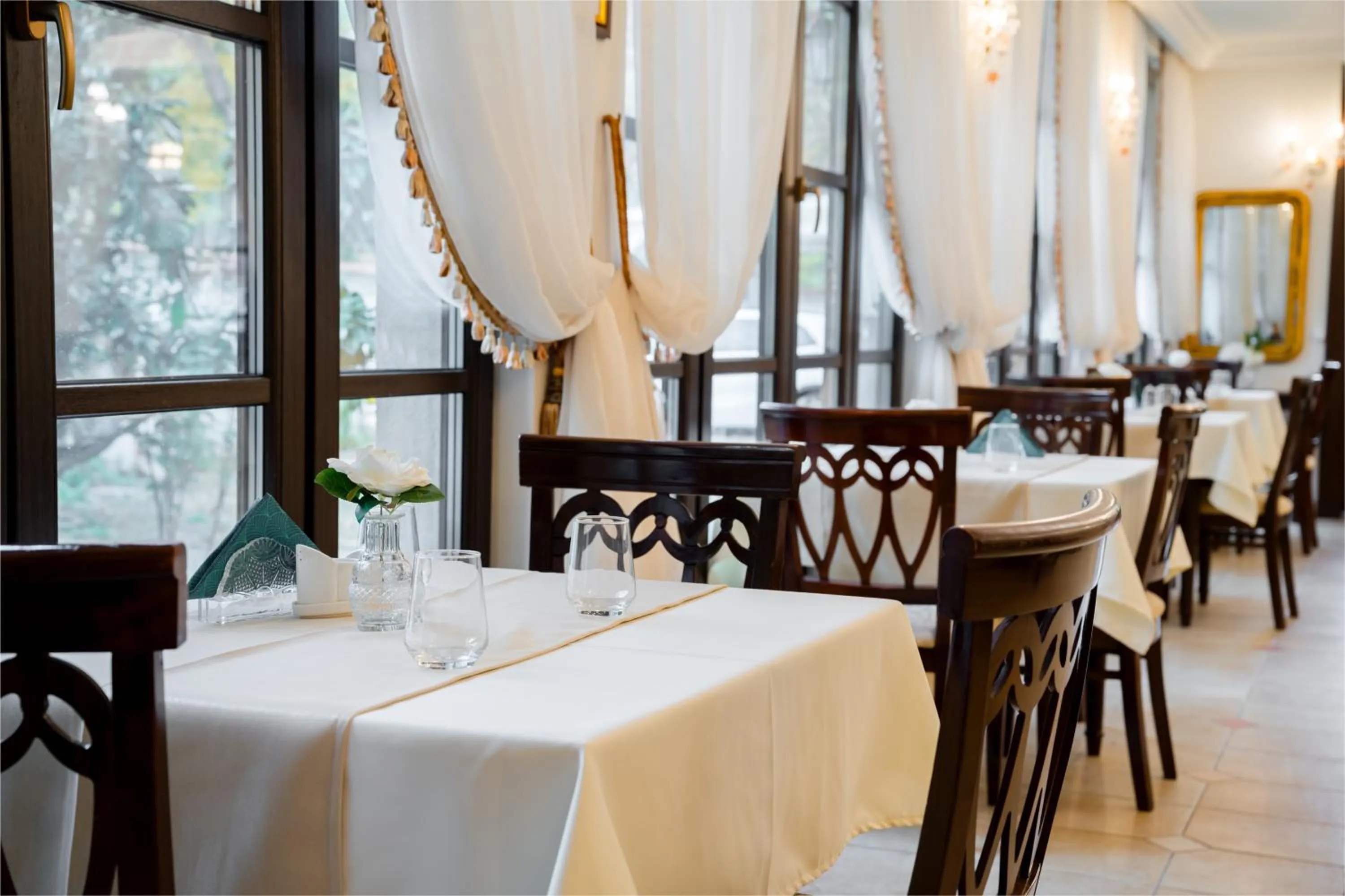Restaurant/places to eat in Hotel Royal Plaza By TimHotels