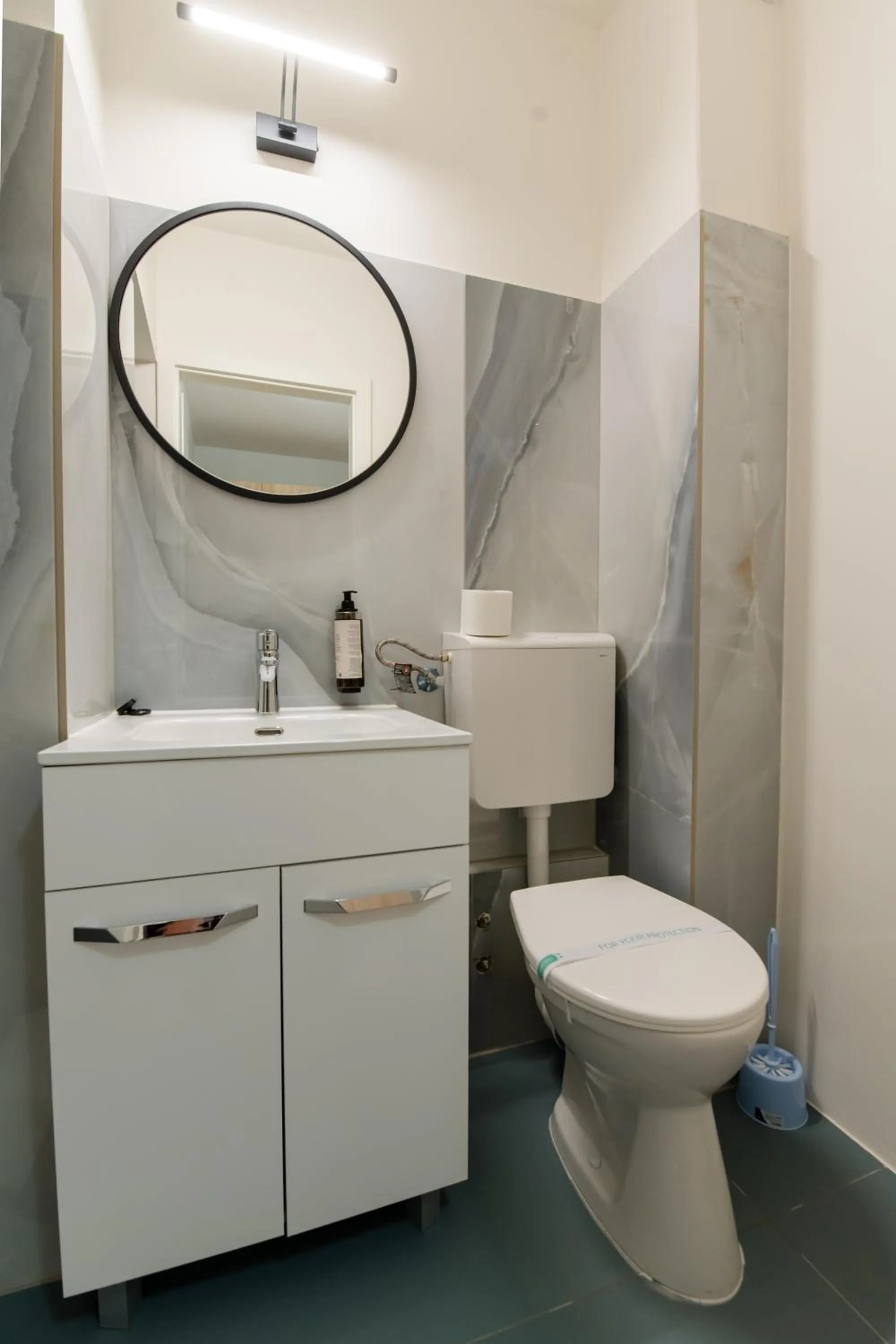 Toilet in Hotel Royal Plaza By TimHotels