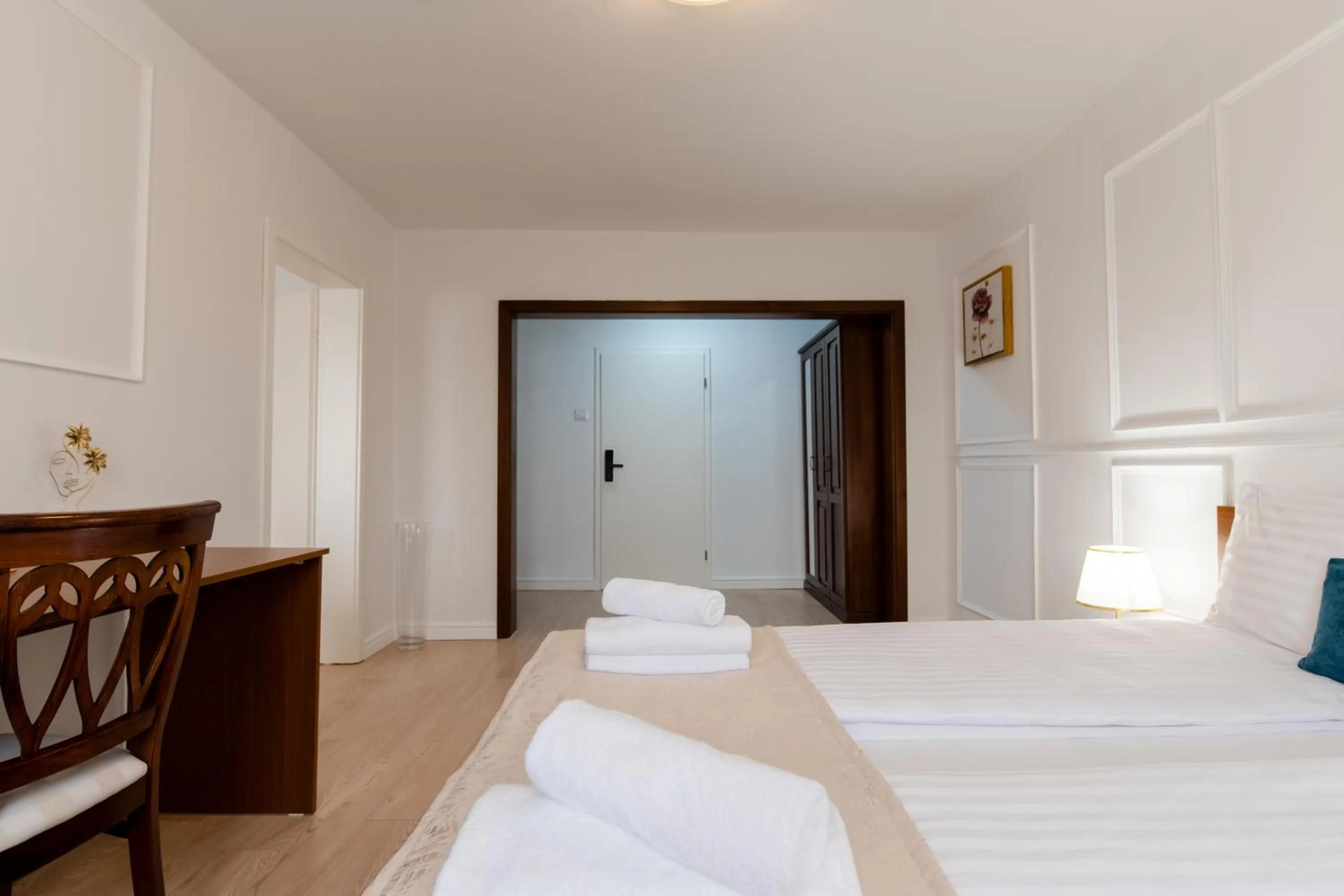 Living room, Bed in Hotel Royal Plaza By TimHotels