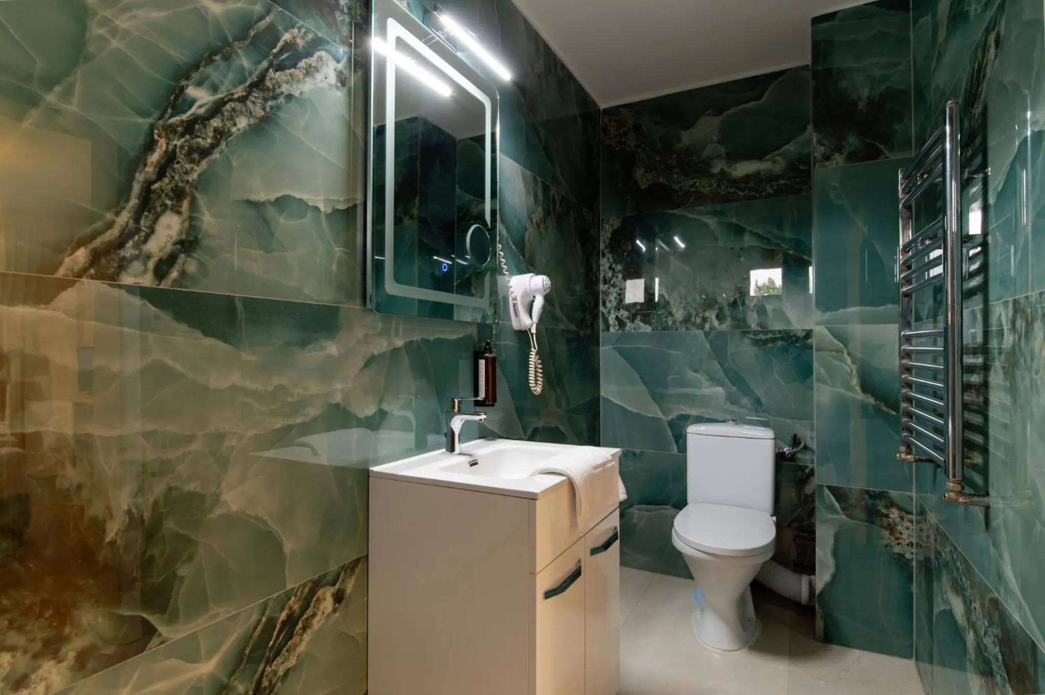 Shower in Hotel Royal Plaza By TimHotels