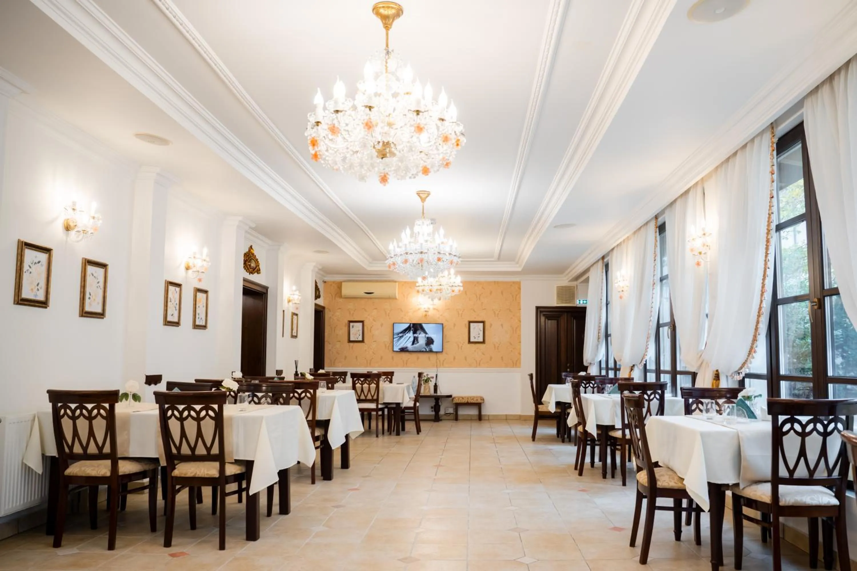 Restaurant/places to eat in Hotel Royal Plaza By TimHotels