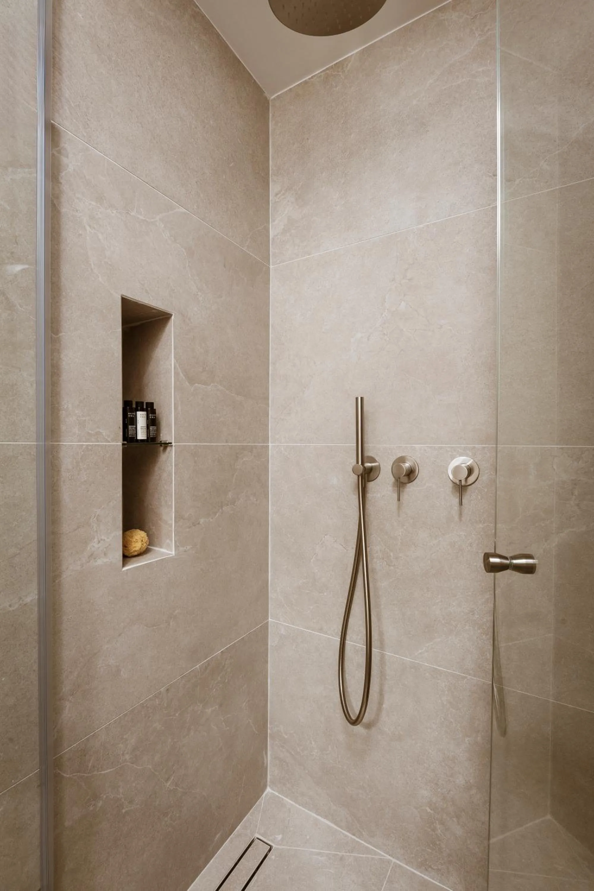 Shower in Likno Athens