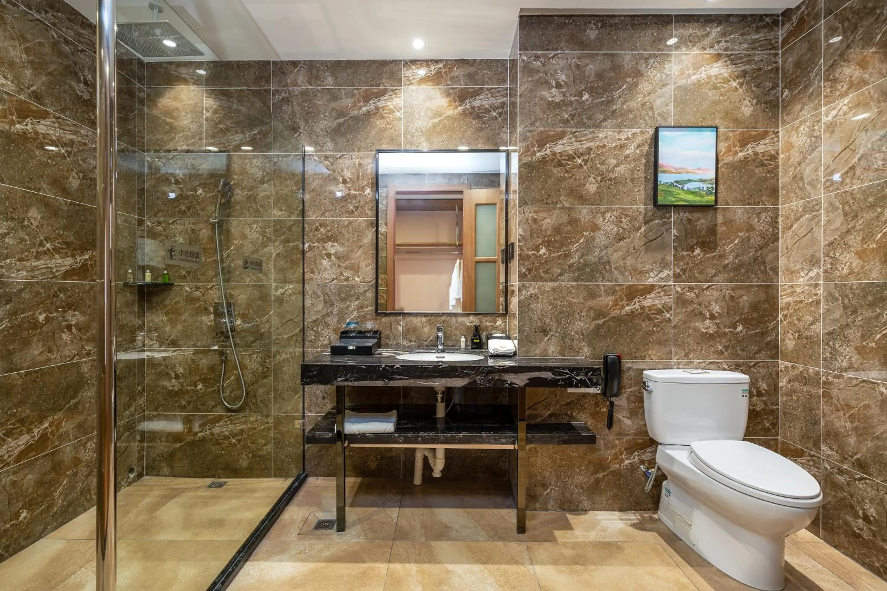 Bathroom in Phoenix Hill Hotel Dongguan - Golf Course Shop