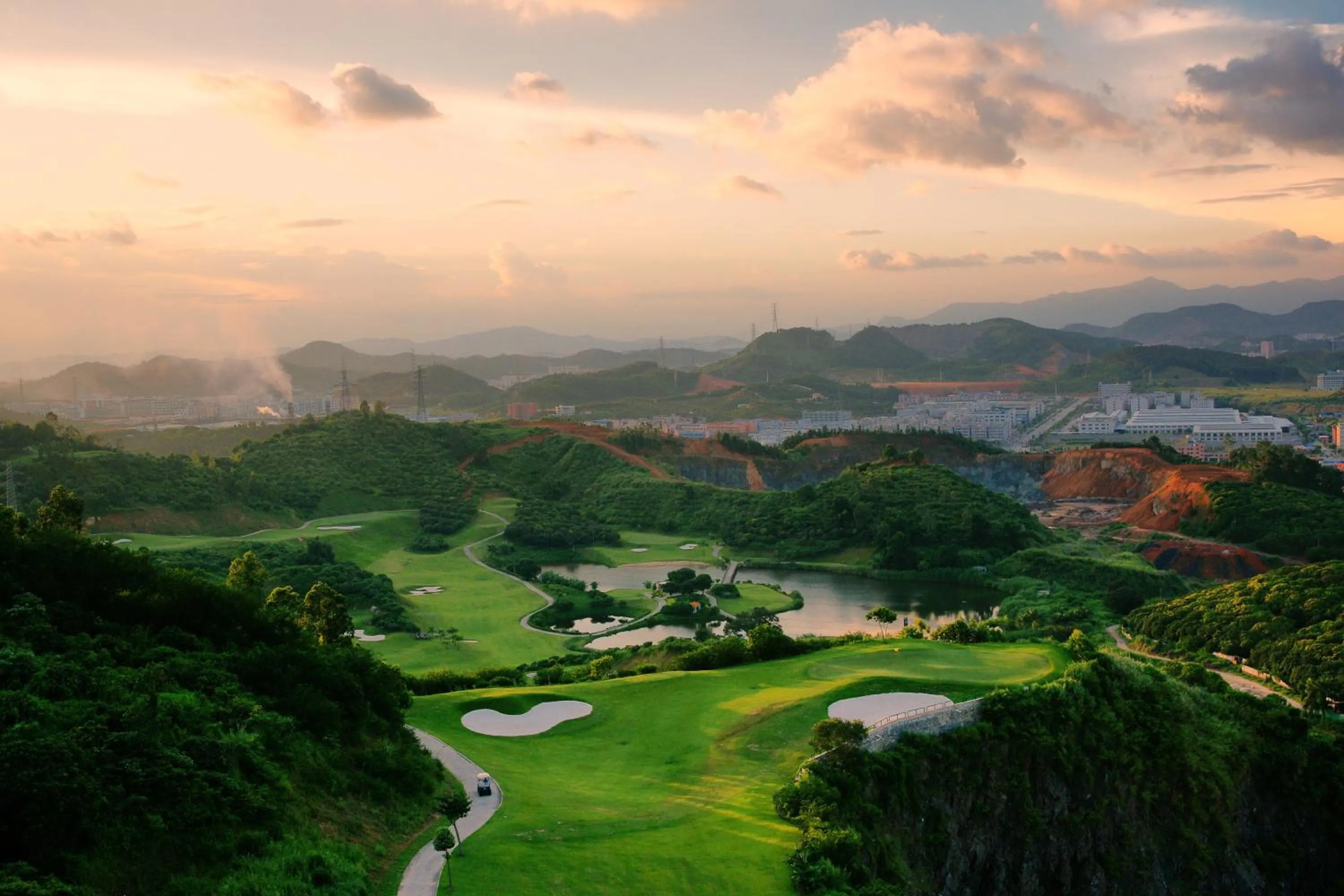 Golfcourse in Phoenix Hill Hotel Dongguan - Golf Course Shop