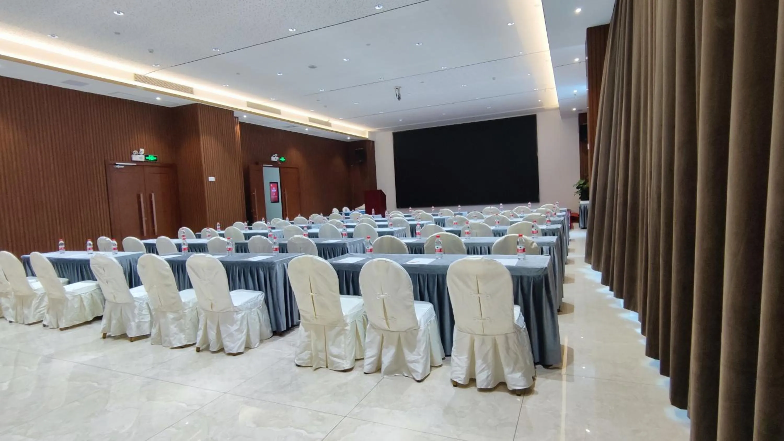 Meeting/conference room in Phoenix Hill Hotel Dongguan - Golf Course Shop