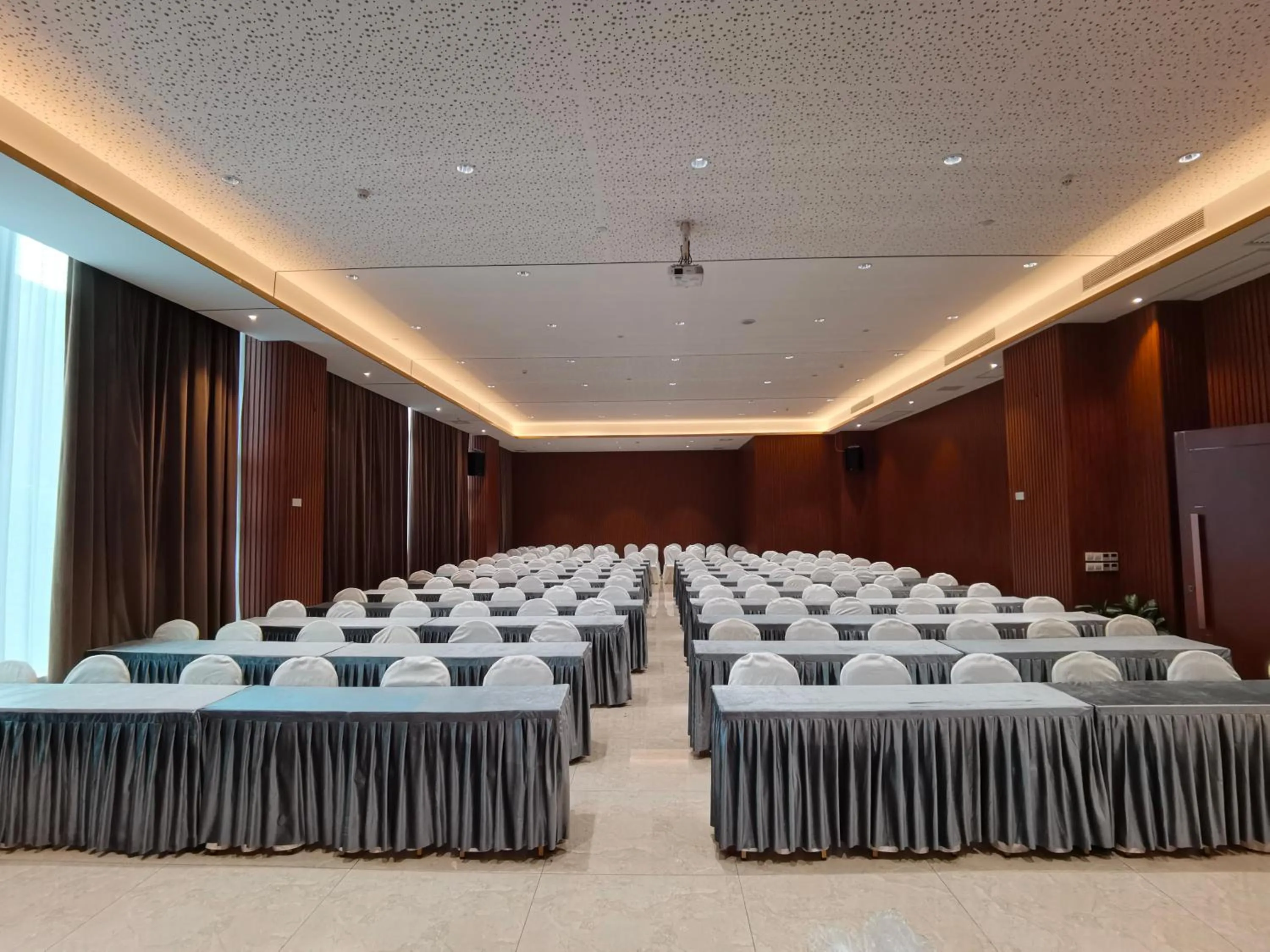 Meeting/conference room in Phoenix Hill Hotel Dongguan - Golf Course Shop