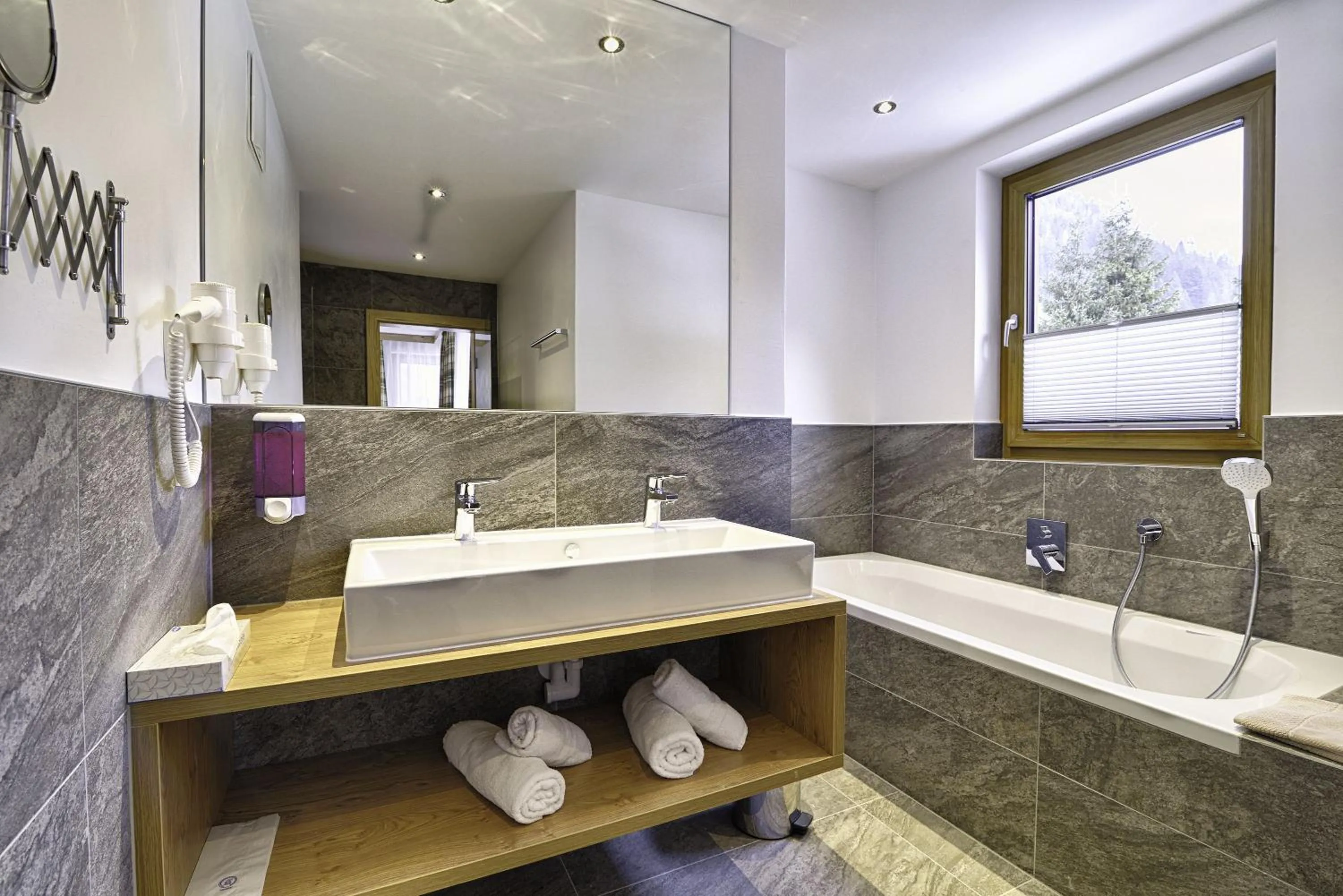 Bathroom in Hotel Enzian Paznaun