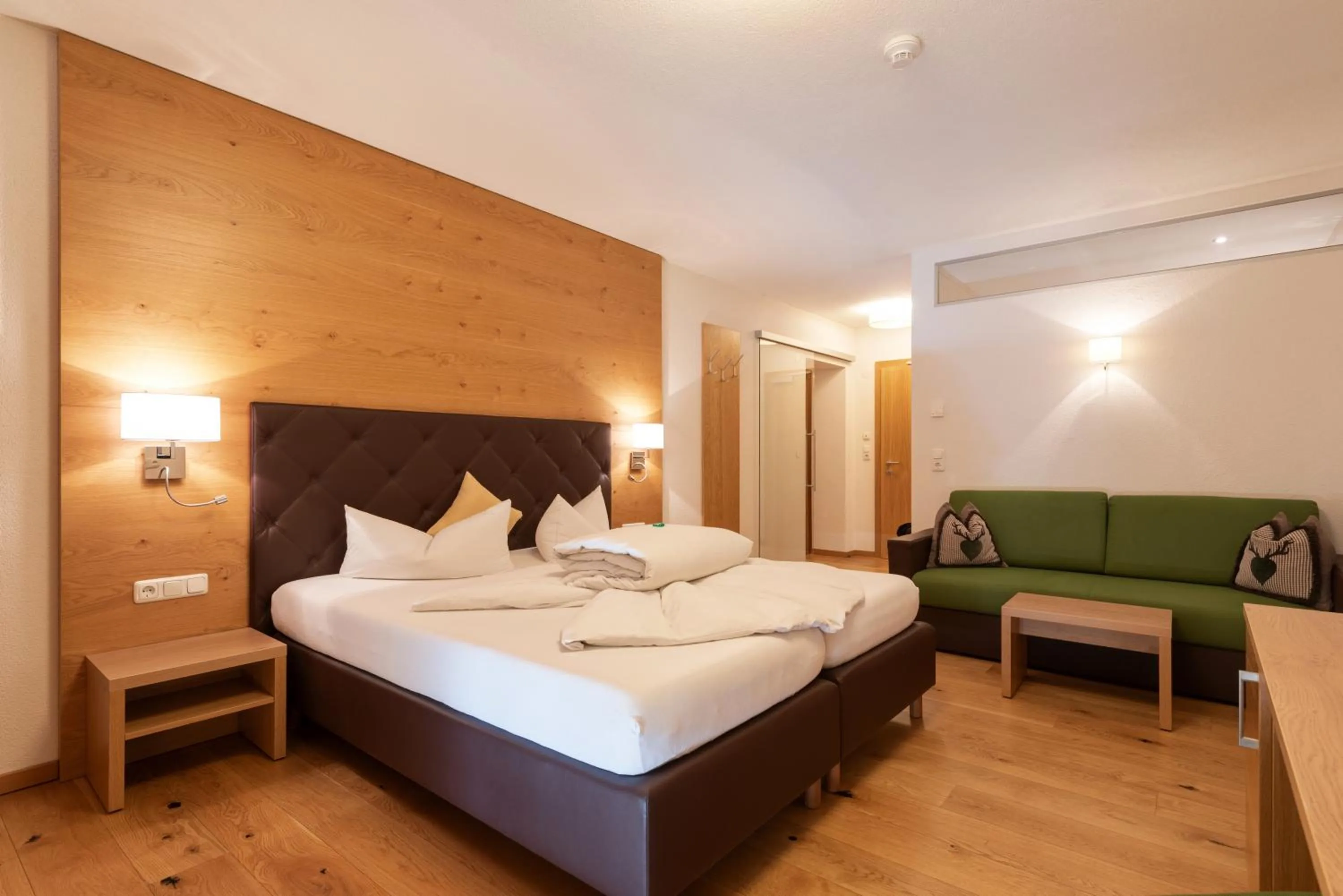 Bedroom, Bed in Hotel Enzian Paznaun