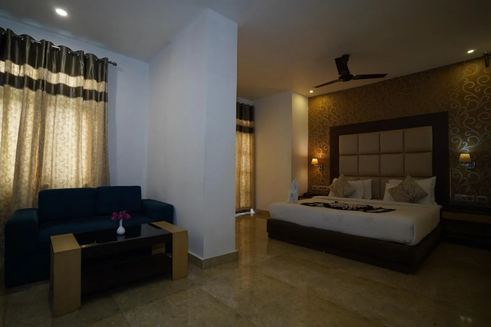 Bedroom, Bed in Terrace Valley Hotel