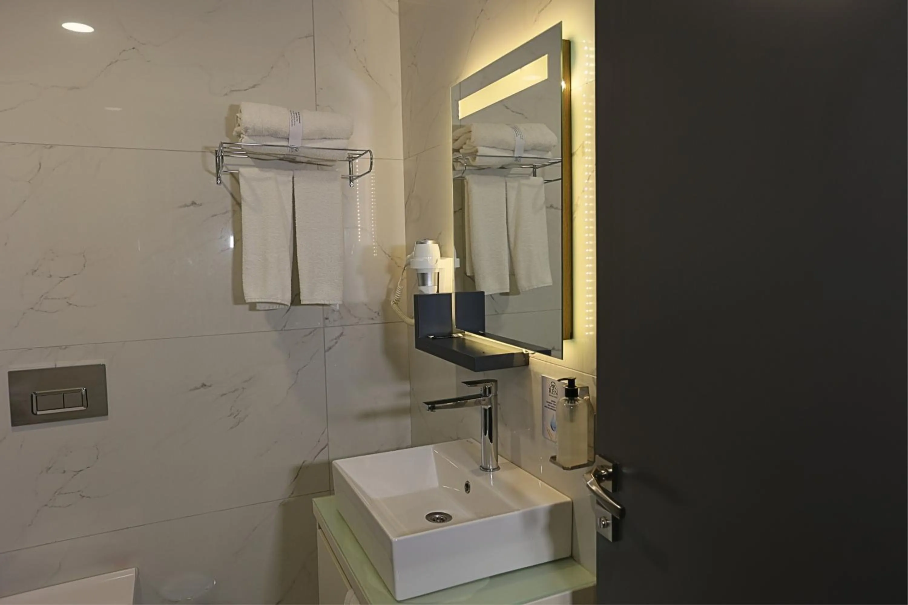 Shower in Ren Business Hotel