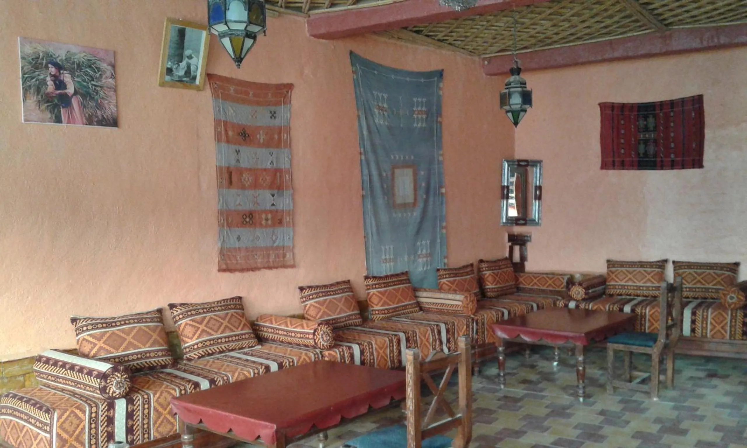 Restaurant/places to eat in Chez Belkacem