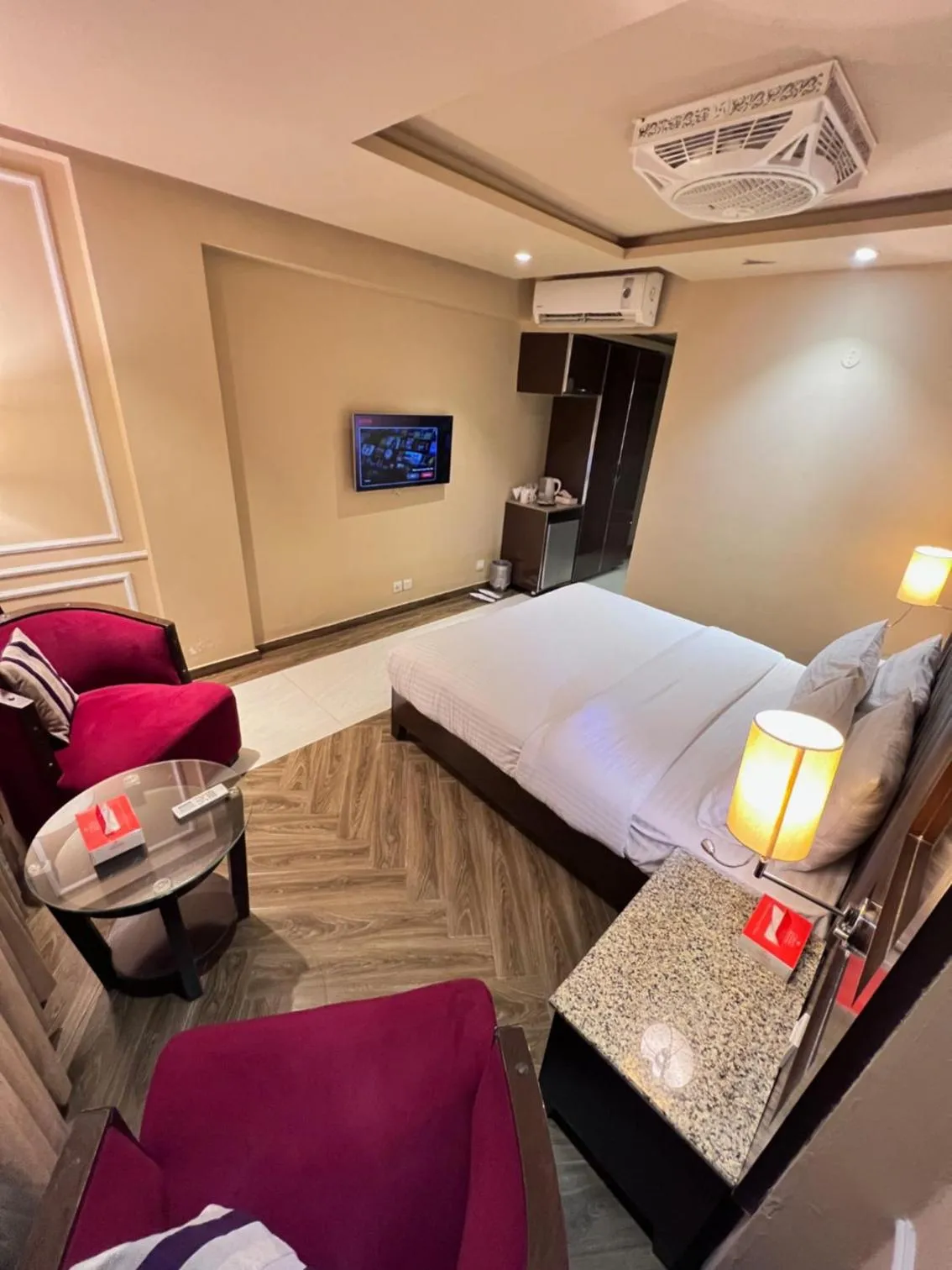 Bedroom, Bed in Lahore Continental Hotel