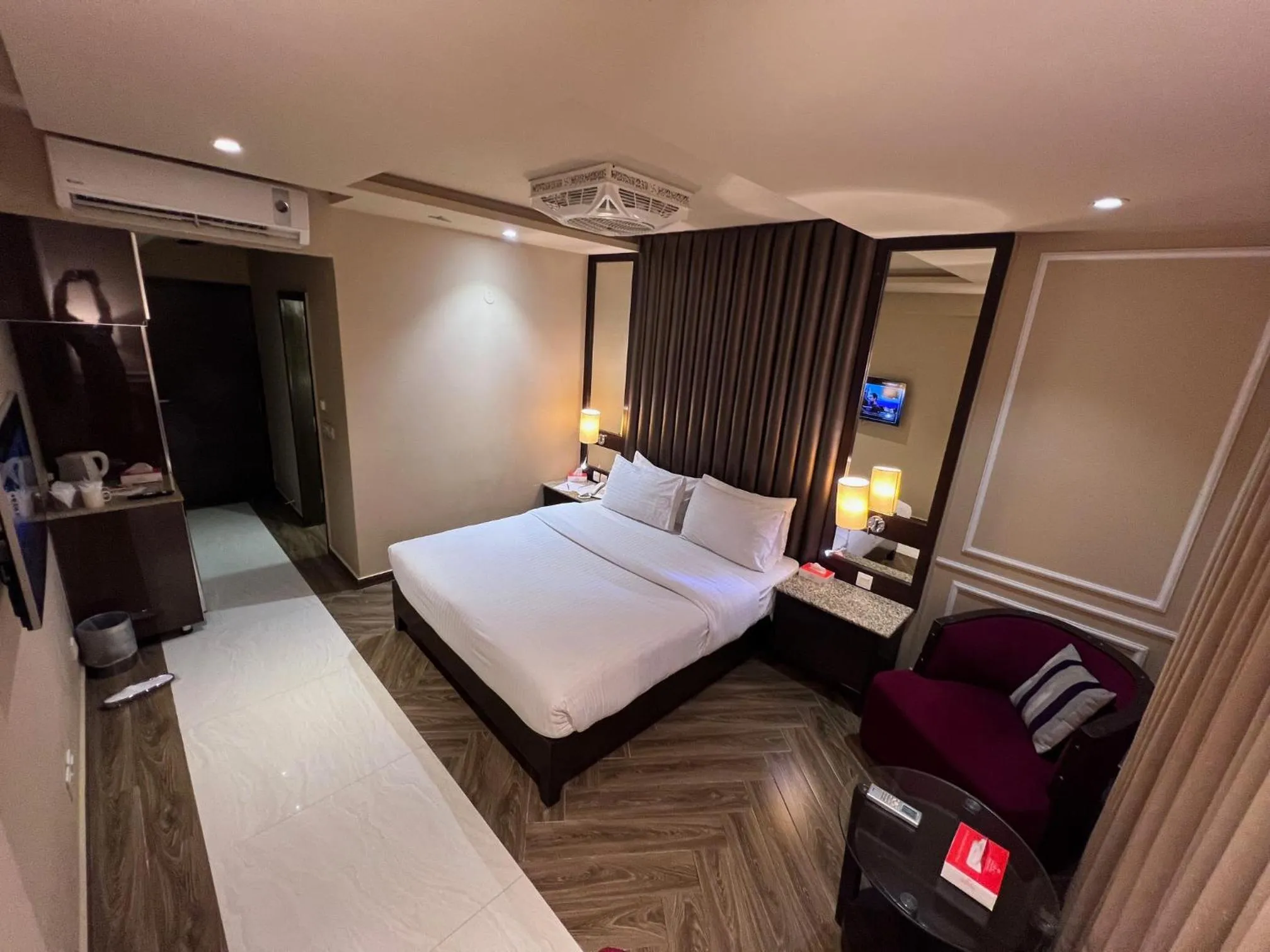 Bedroom, Bed in Lahore Continental Hotel