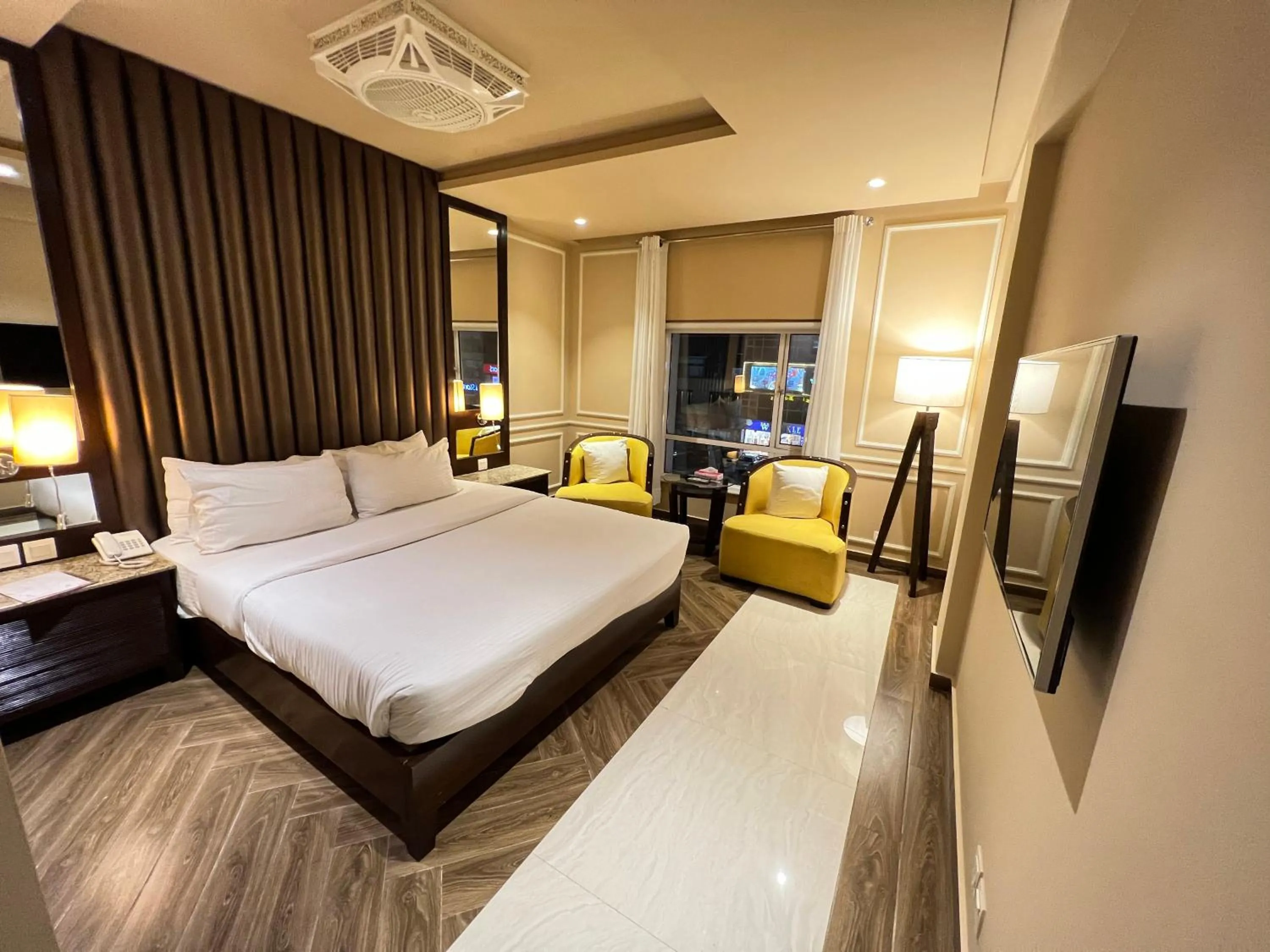 Street view, Bed in Lahore Continental Hotel