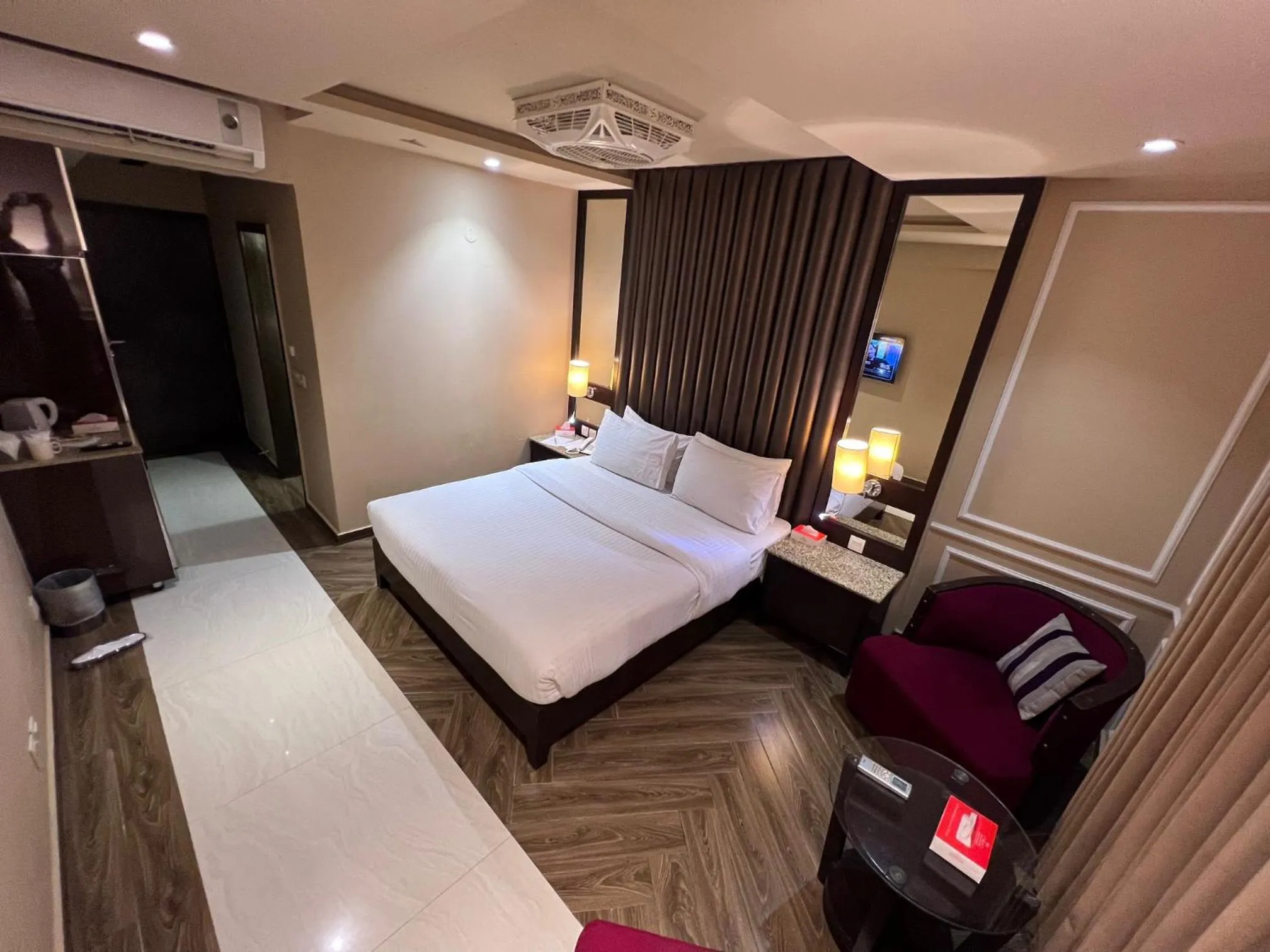 Bedroom, Bed in Lahore Continental Hotel