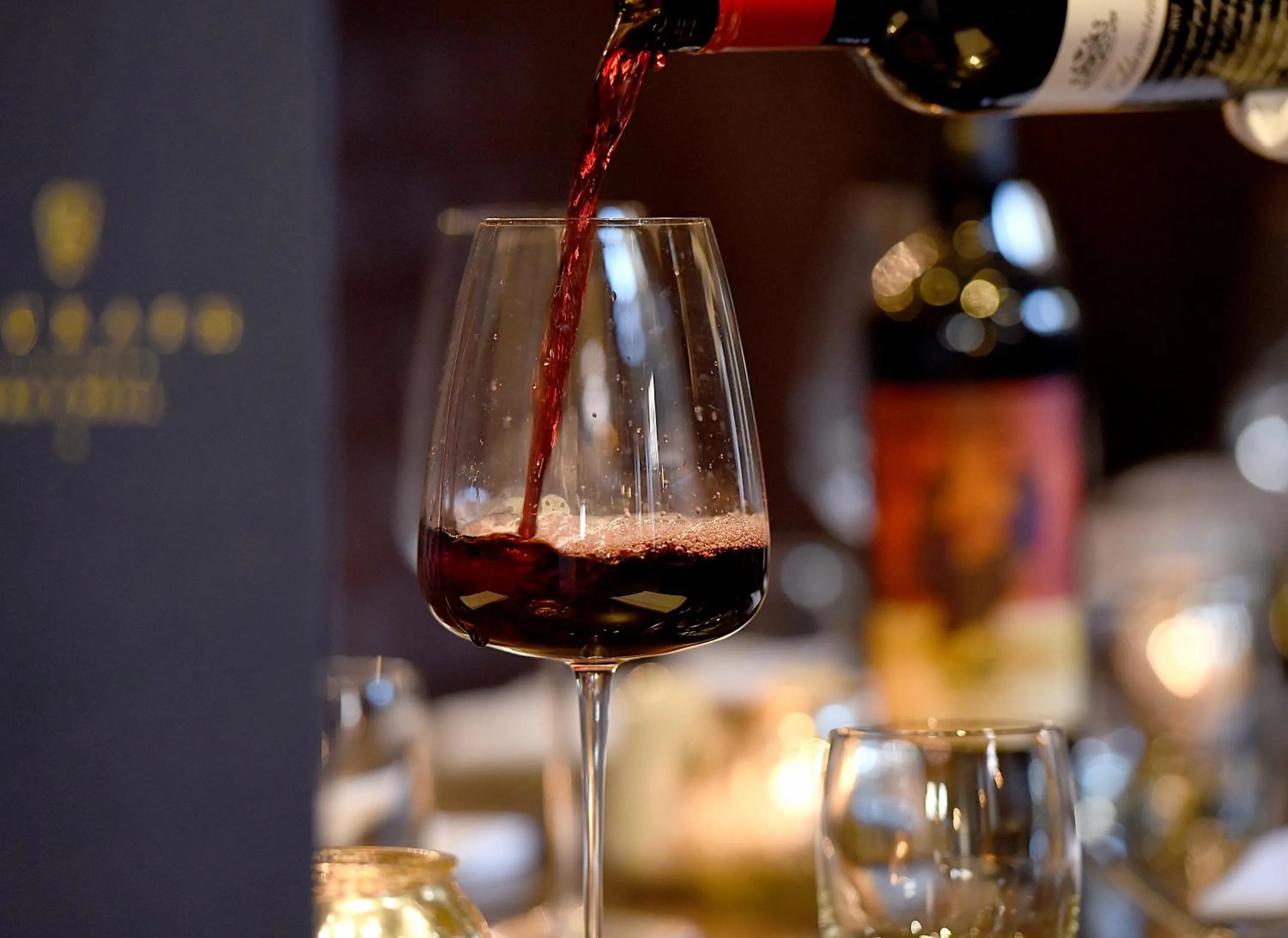 Lounge or bar in DoubleTree by Hilton Hotel & Spa Liverpool