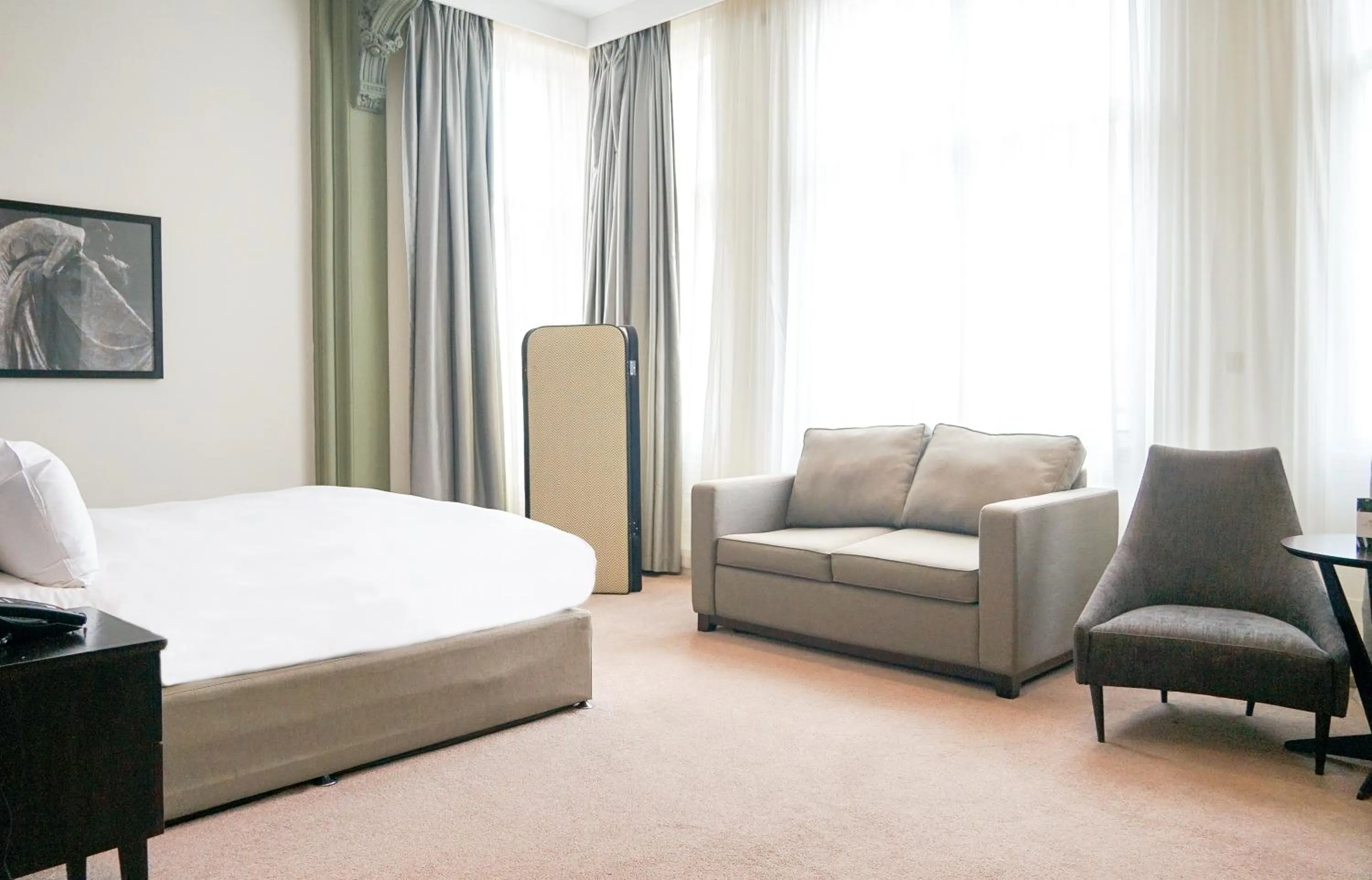 Photo of the whole room, Bed in DoubleTree by Hilton Hotel & Spa Liverpool