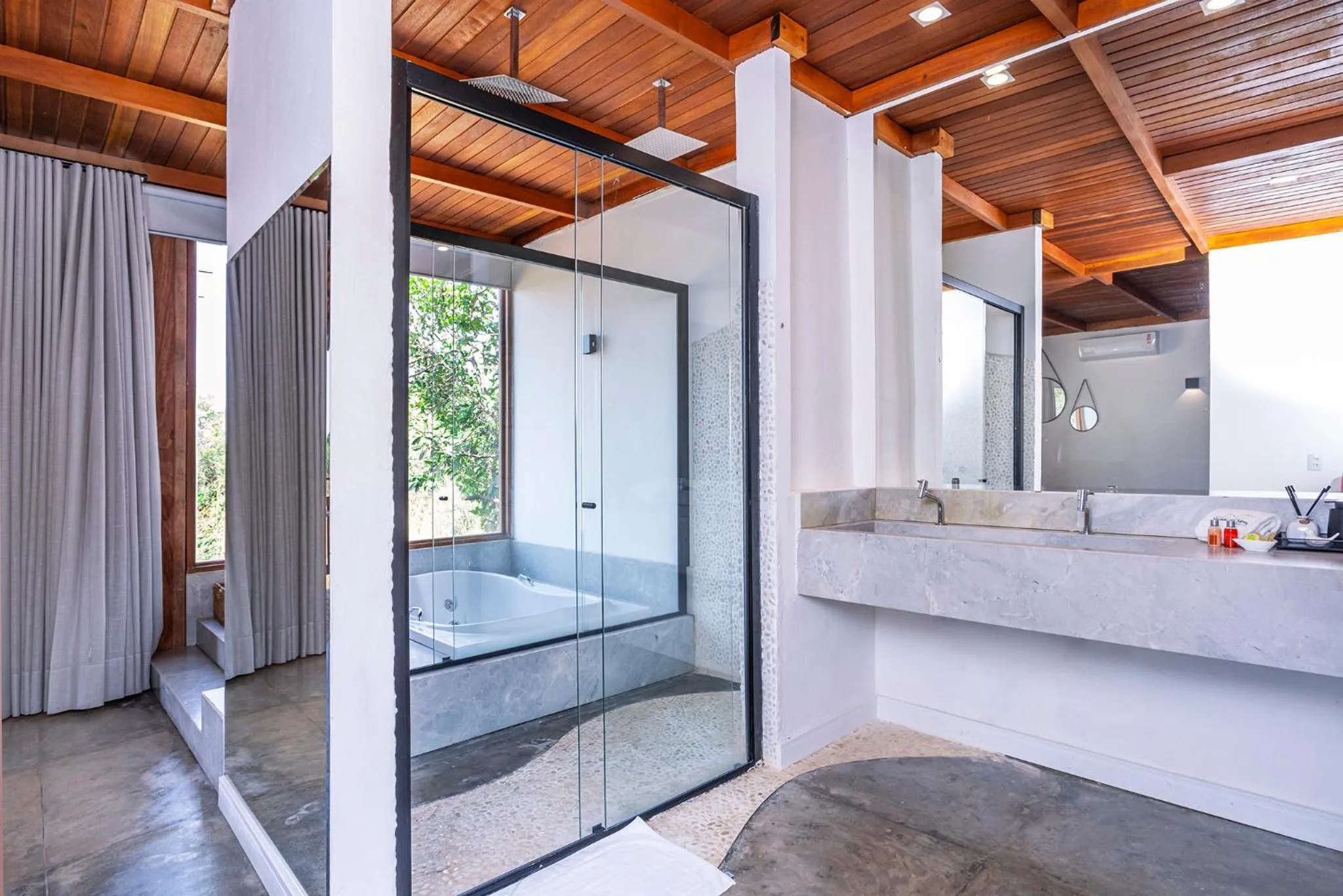 Shower, Bed in Pousada Vereda da Serra