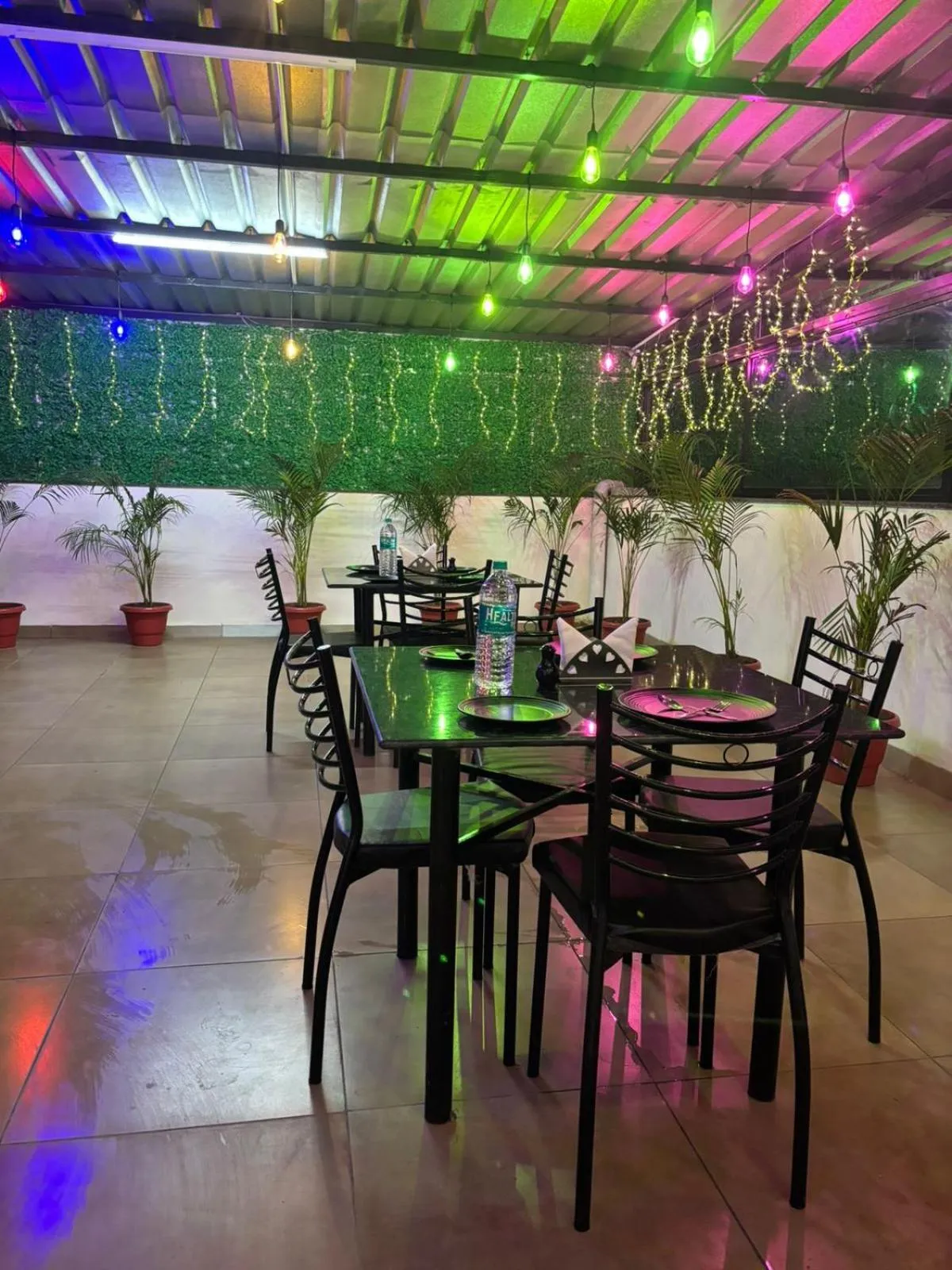 Restaurant/places to eat in Hotel Dream Inn