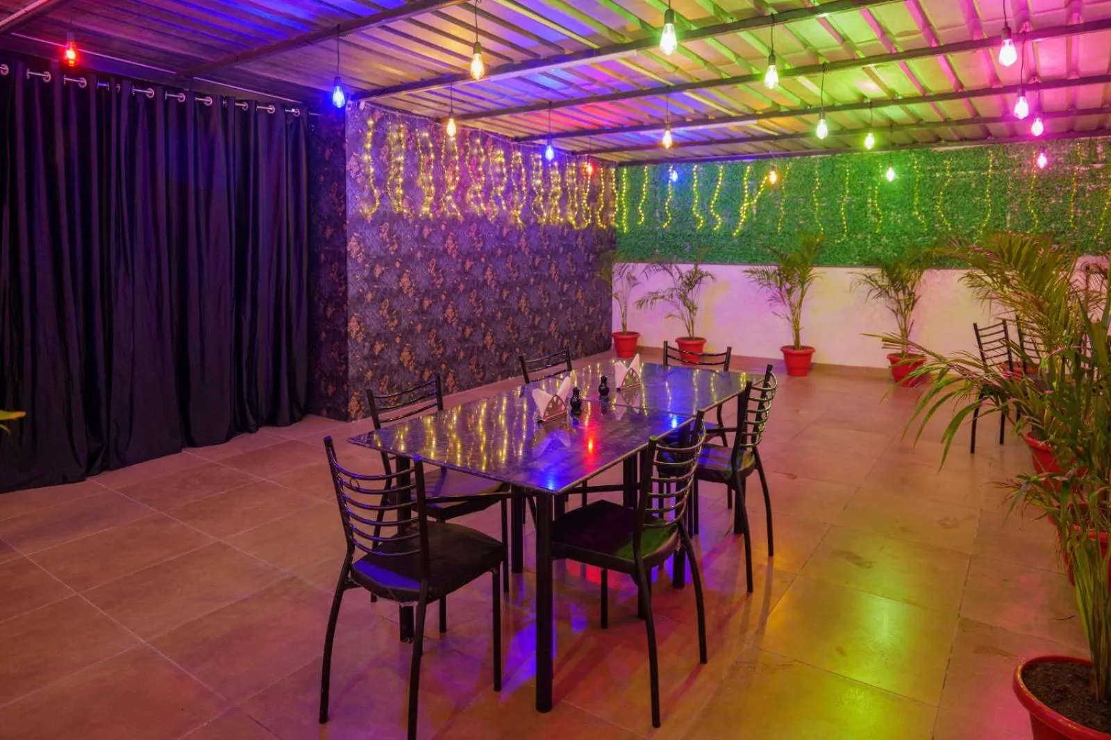 Restaurant/places to eat in Hotel Dream Inn