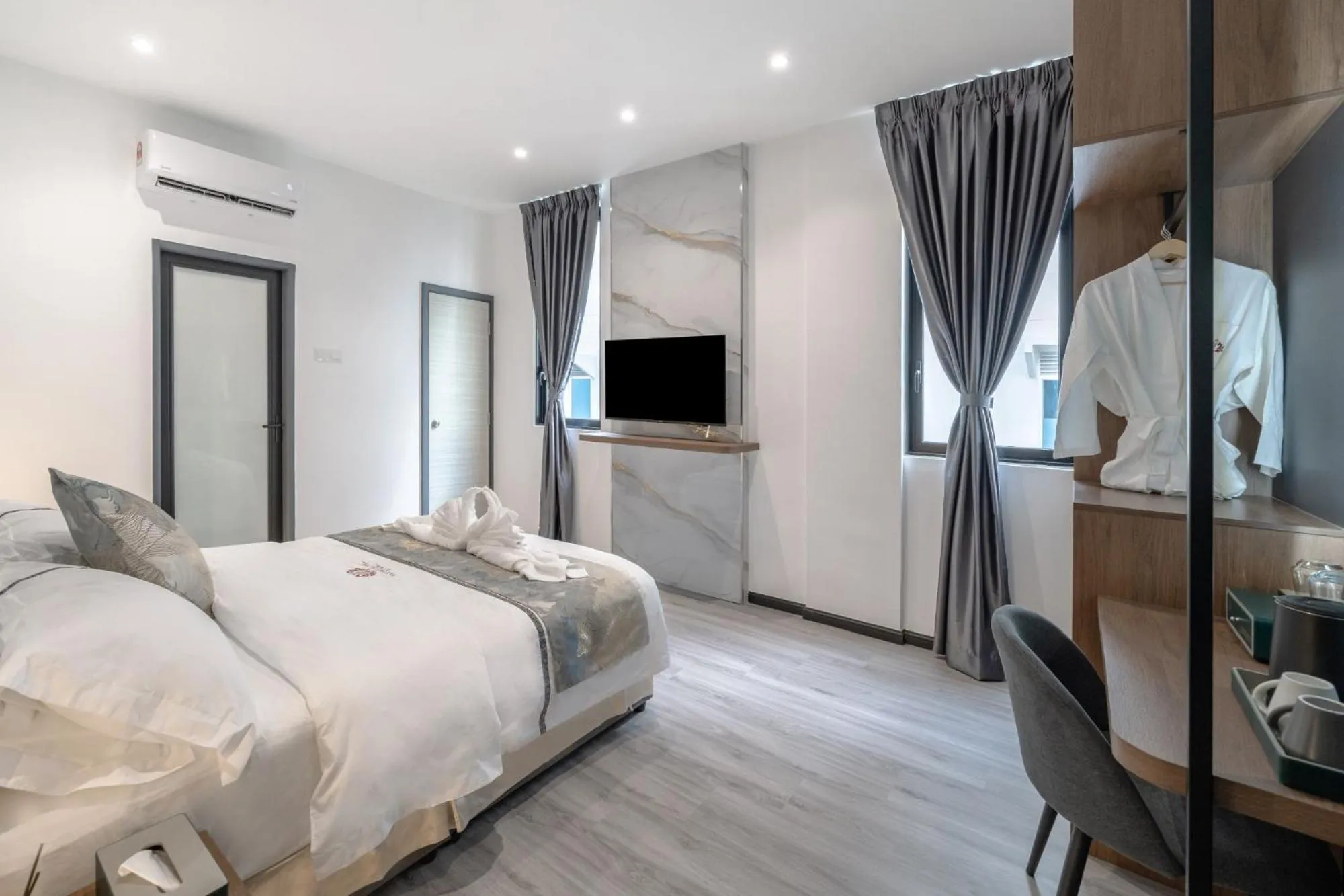 Communal lounge/ TV room, Bed in Saturn Hotel