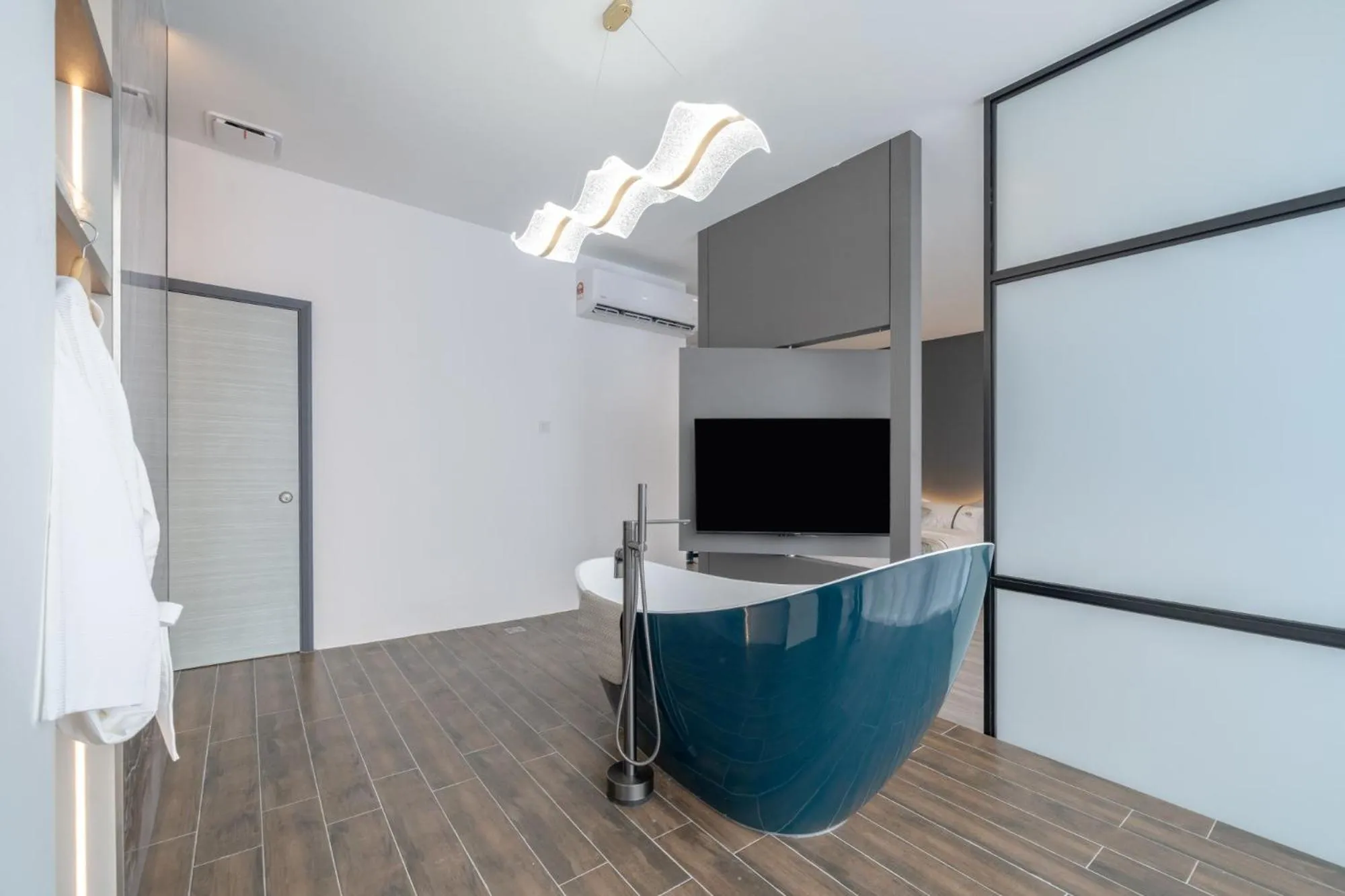 TV and multimedia in Saturn Hotel