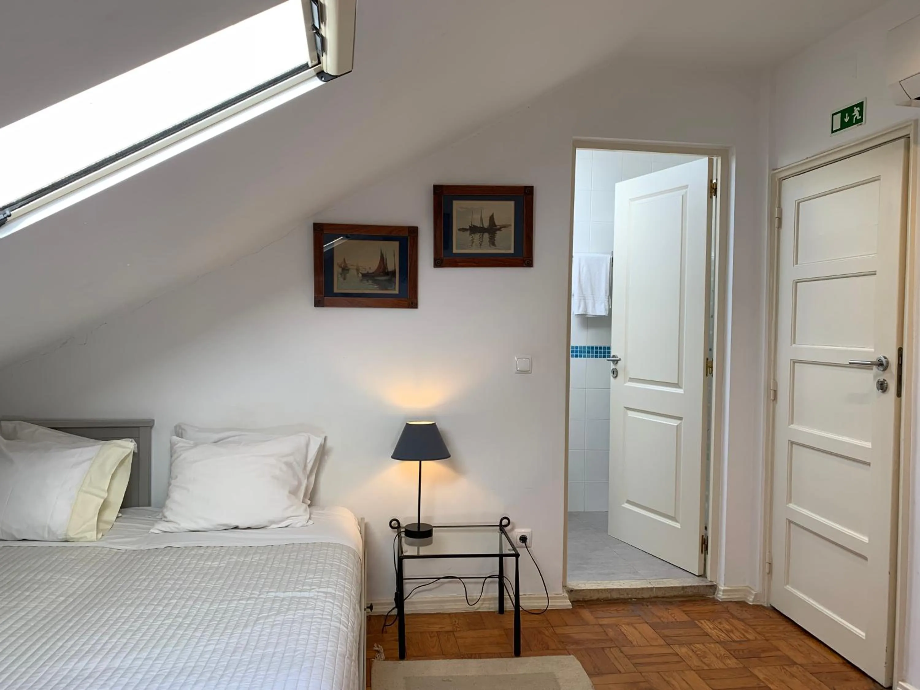 Bathroom, Bed in Discovery Apartment Expo - Aeroporto