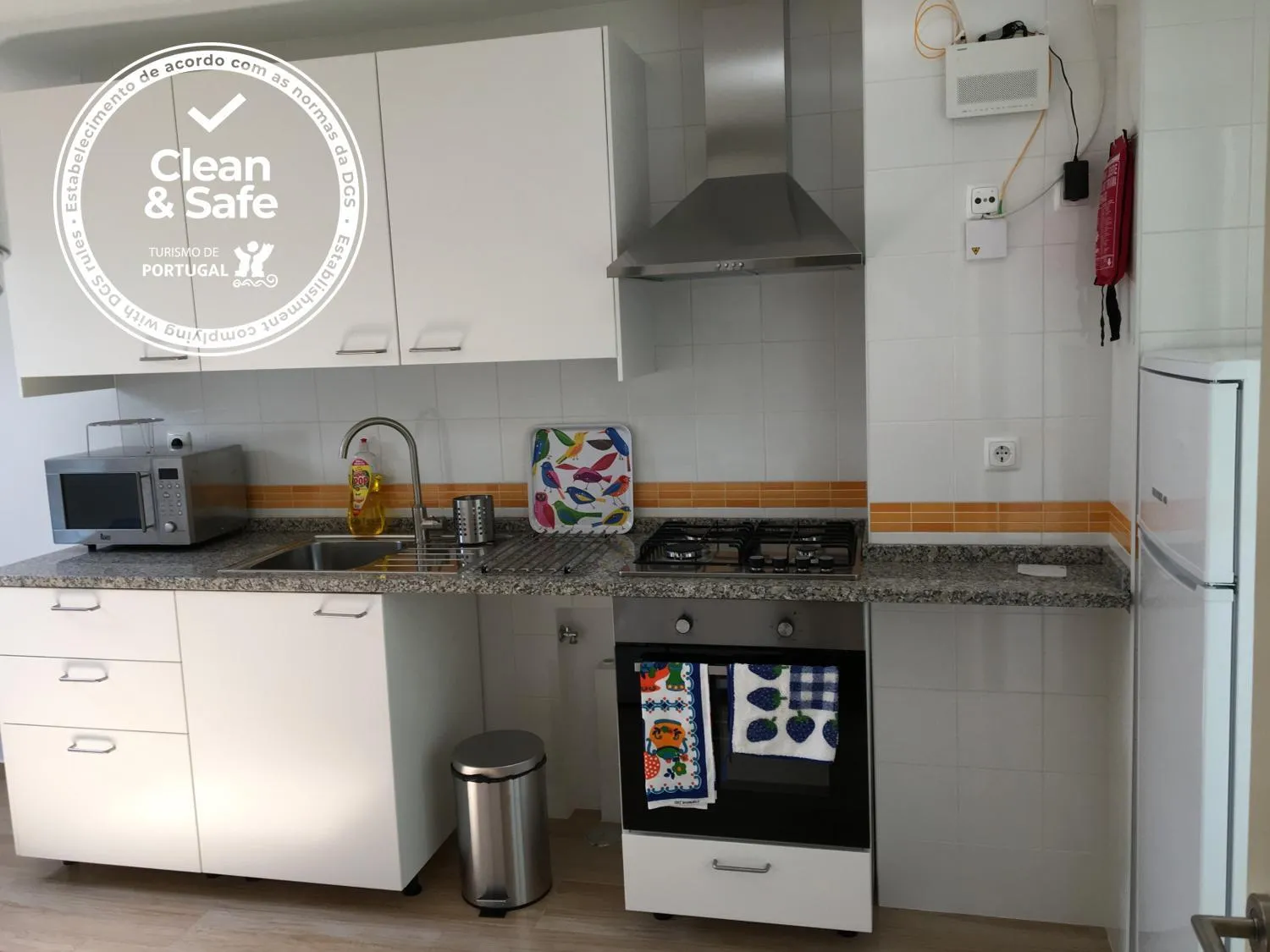 Communal kitchen in Discovery Apartment Expo - Aeroporto