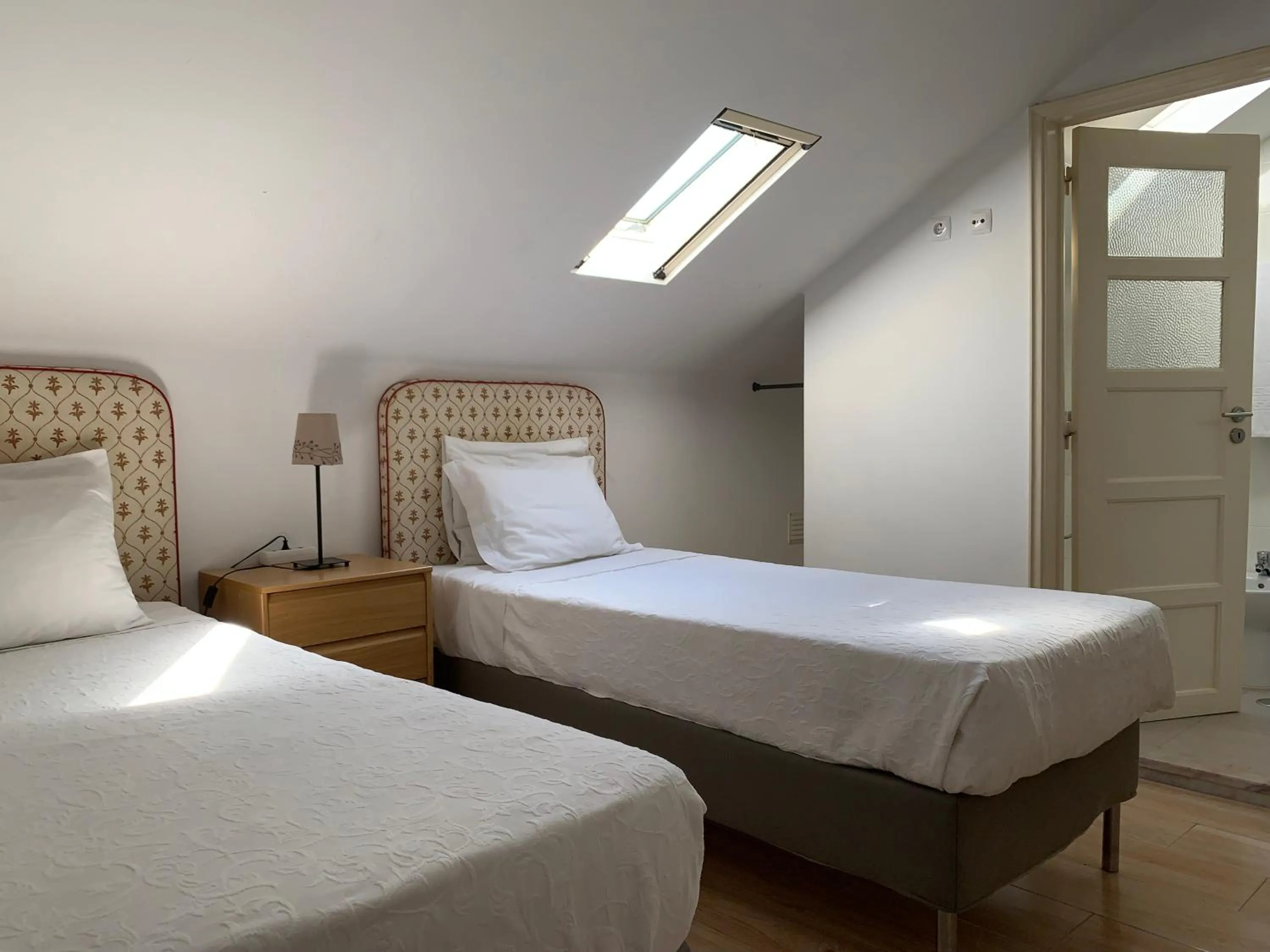 Bathroom, Bed in Discovery Apartment Expo - Aeroporto