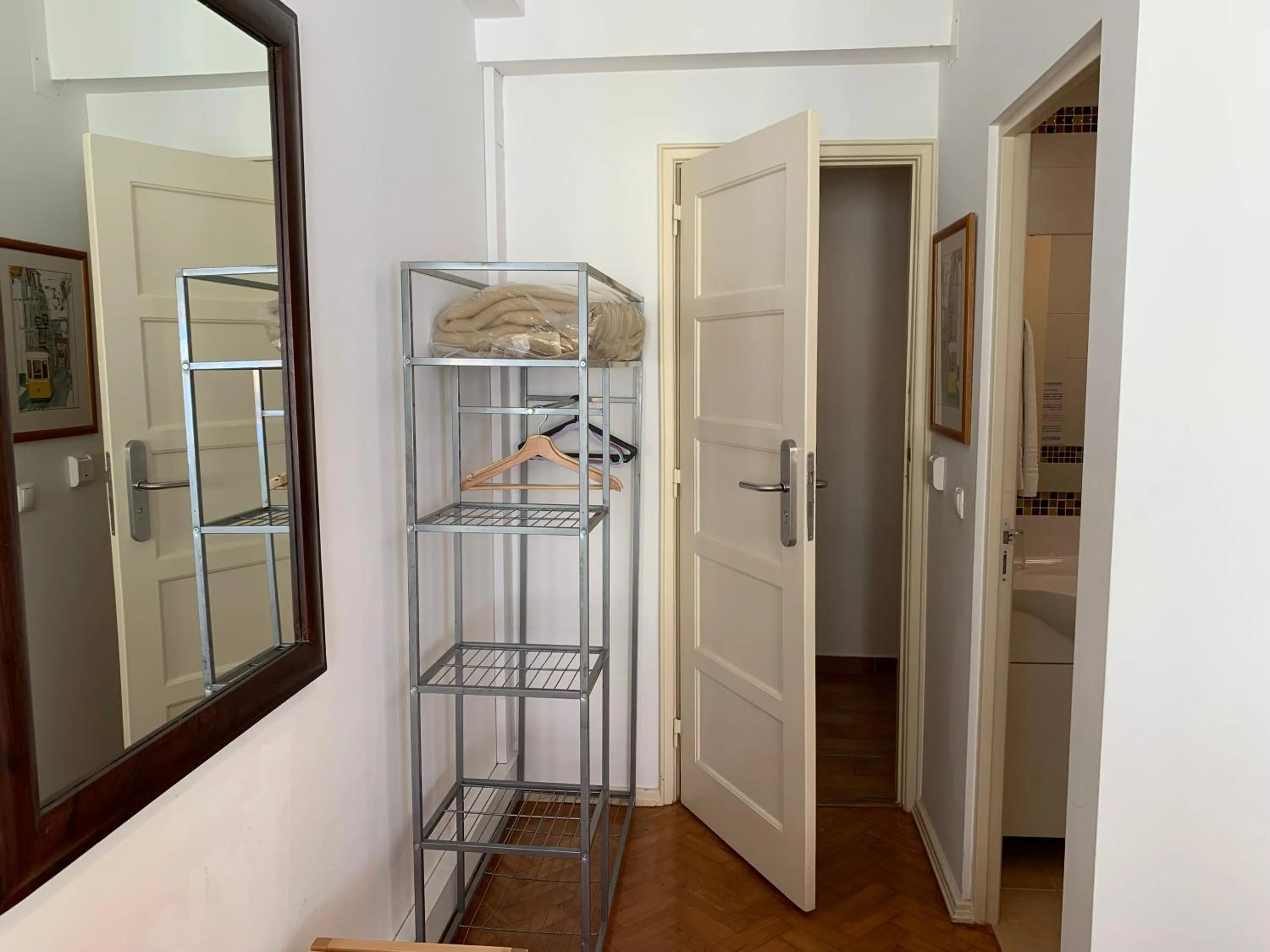 wardrobe in Discovery Apartment Expo - Aeroporto