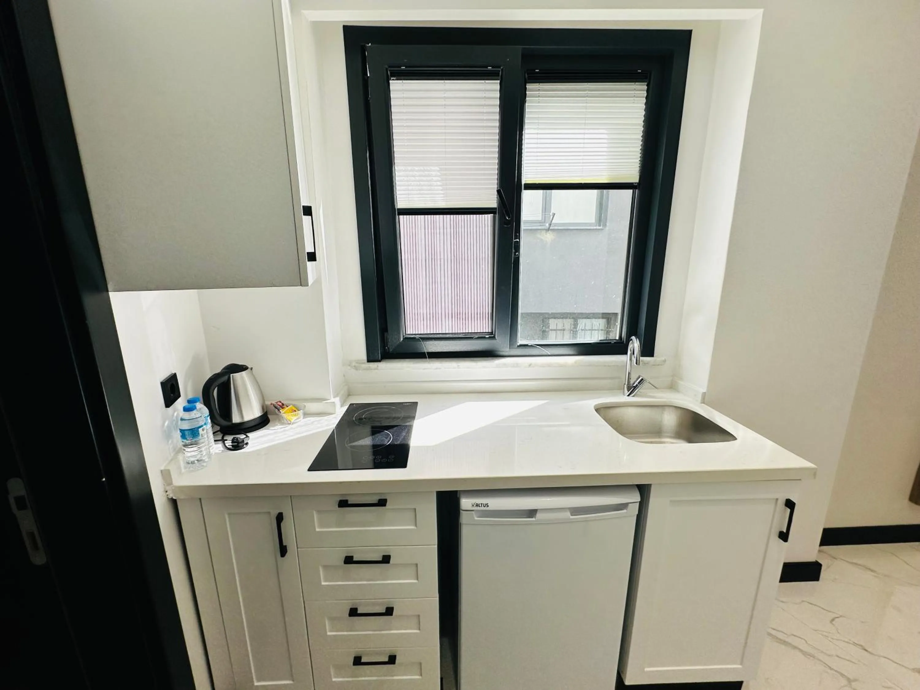 Kitchen or kitchenette in Rose Point Residence