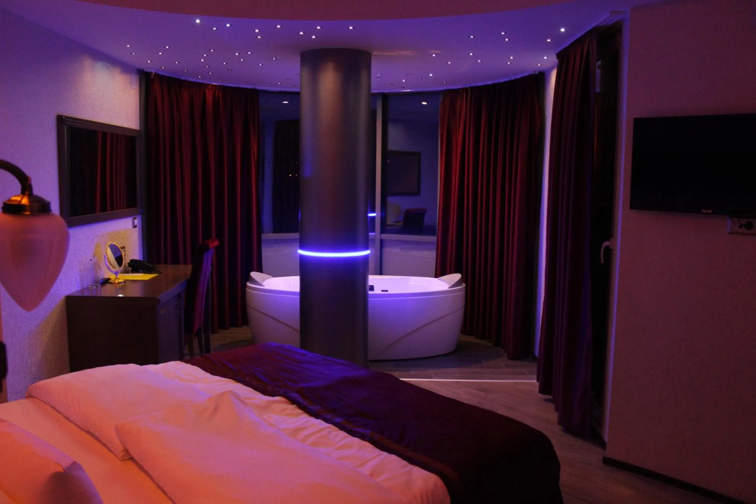 Photo of the whole room, Bed in City Palace Hotel