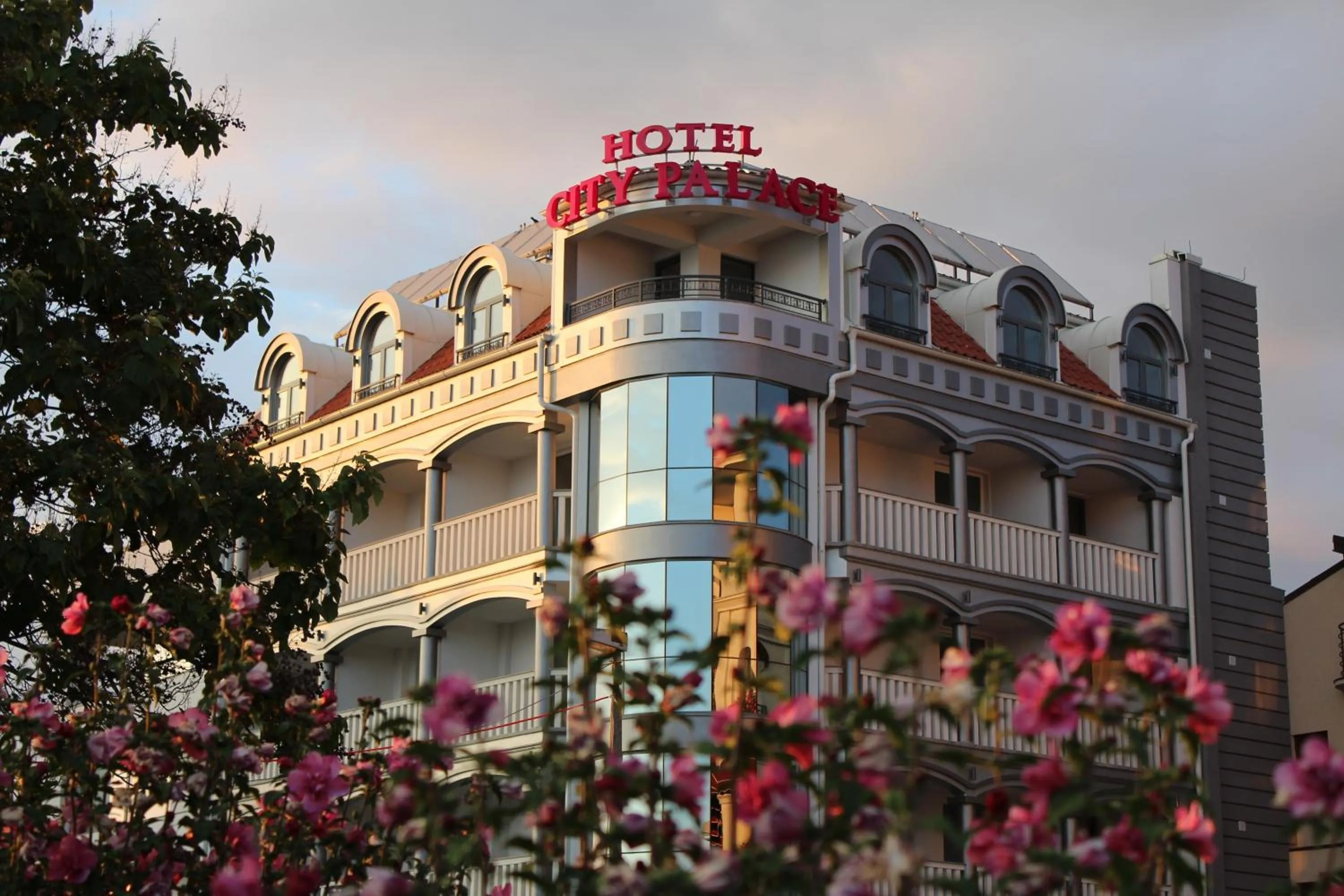Facade/entrance in City Palace Hotel