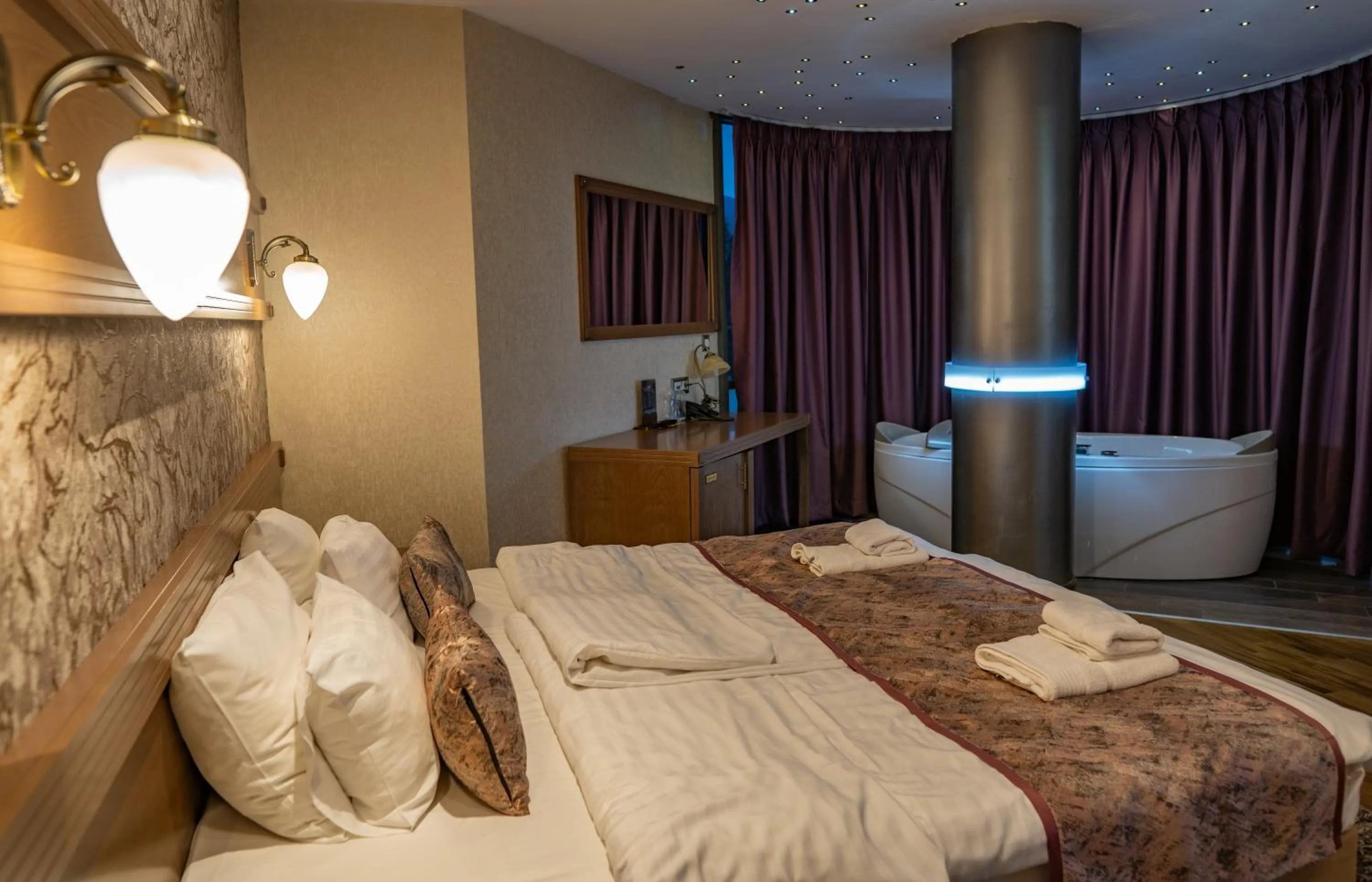 Bed in City Palace Hotel