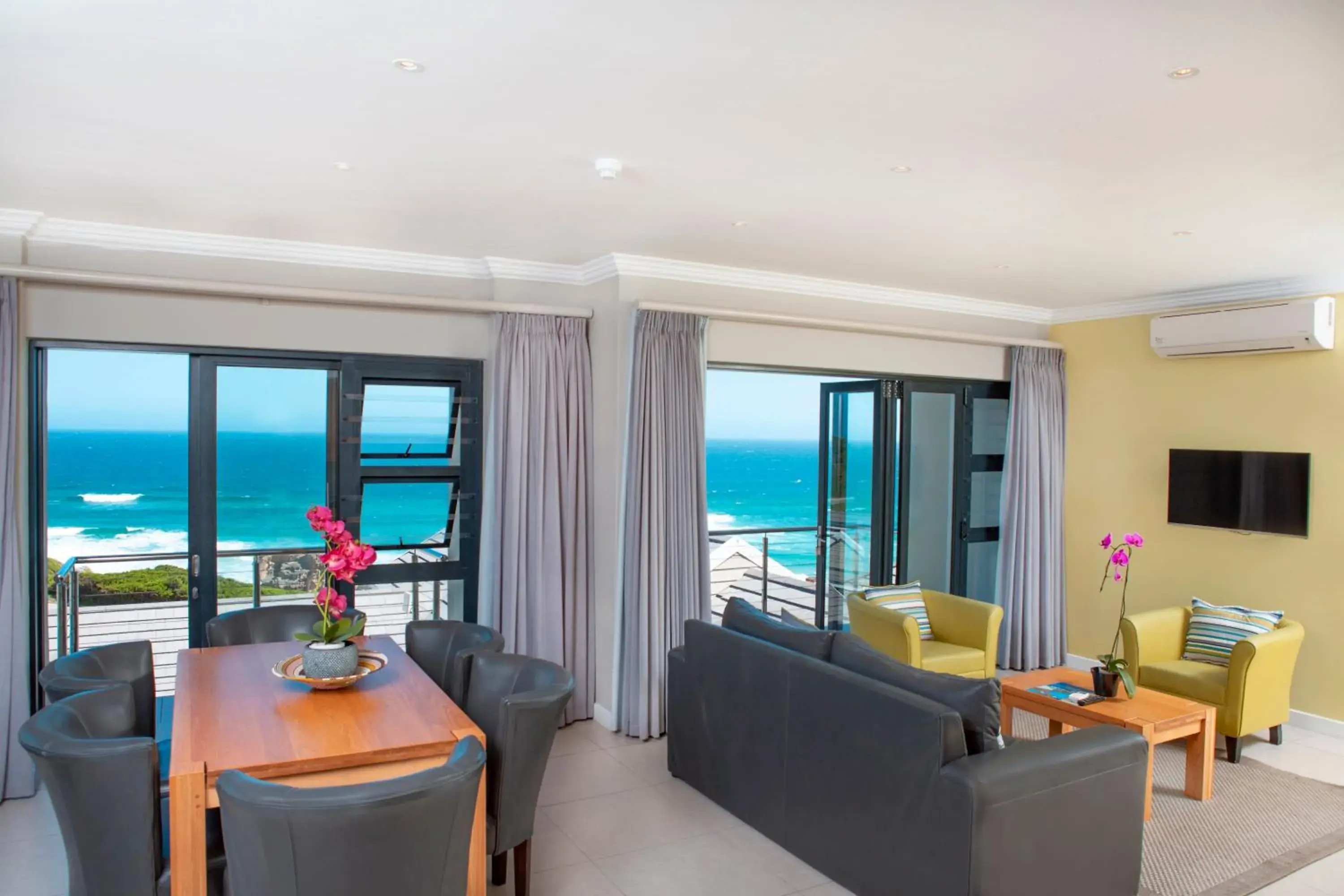Two-Bedroom Suite with Ocean View in Brenton Haven Beachfront Resort Two-Bedroom Suite with Ocean View in Brenton Haven Beachfront Resort