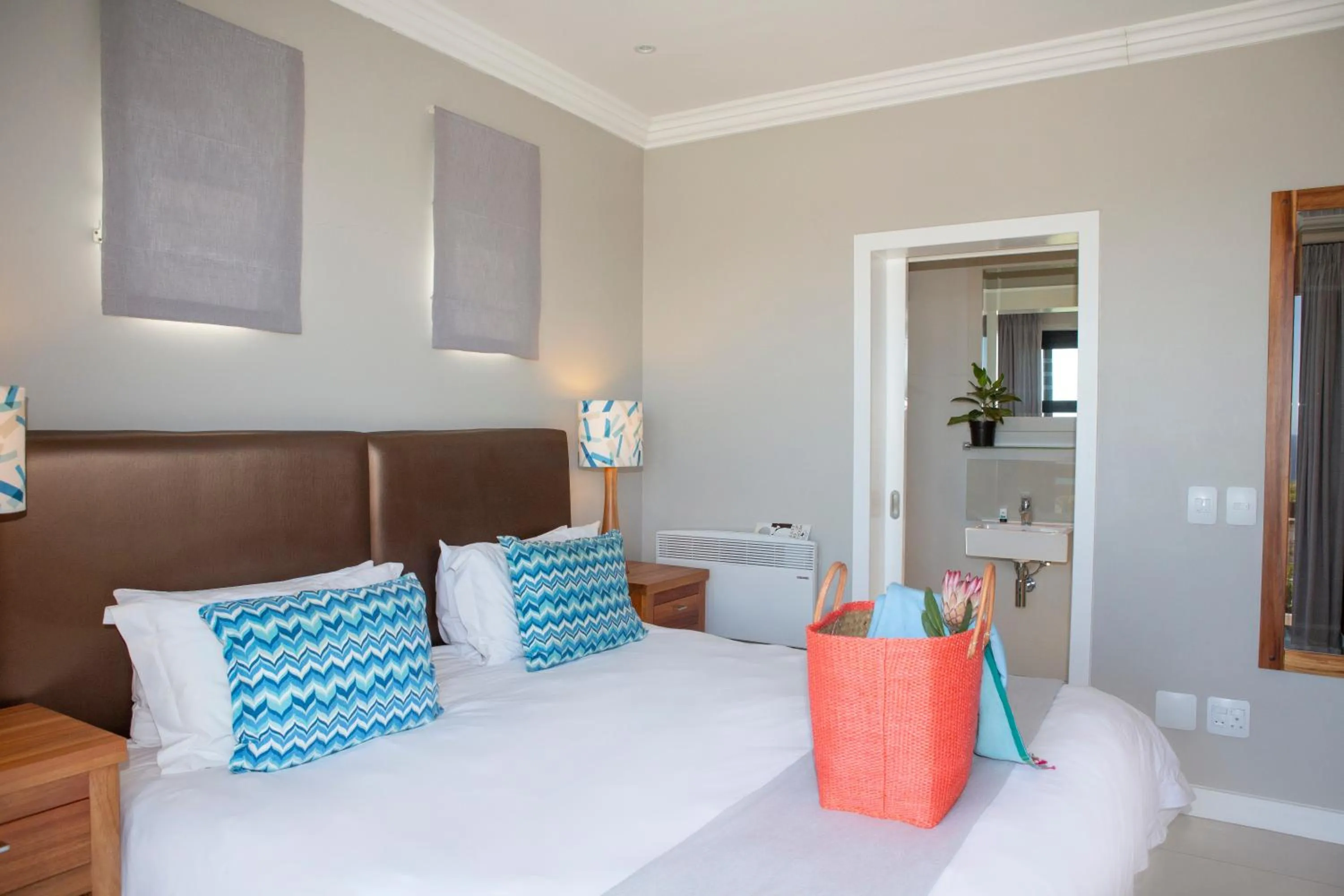 Restaurant/places to eat, Bed in Brenton Haven Beachfront Resort