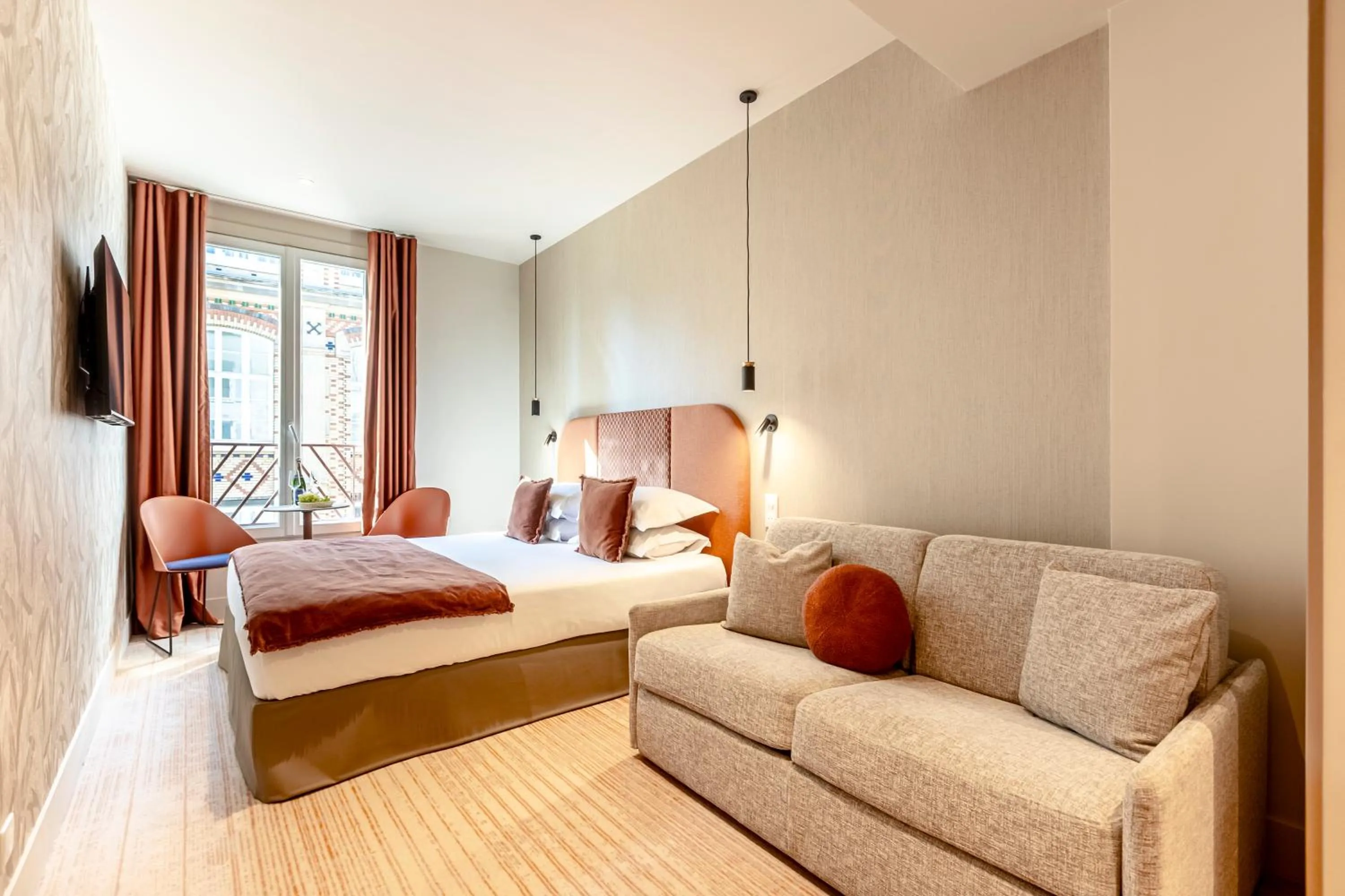 TV and multimedia, Bed in Suites FL By Sweett